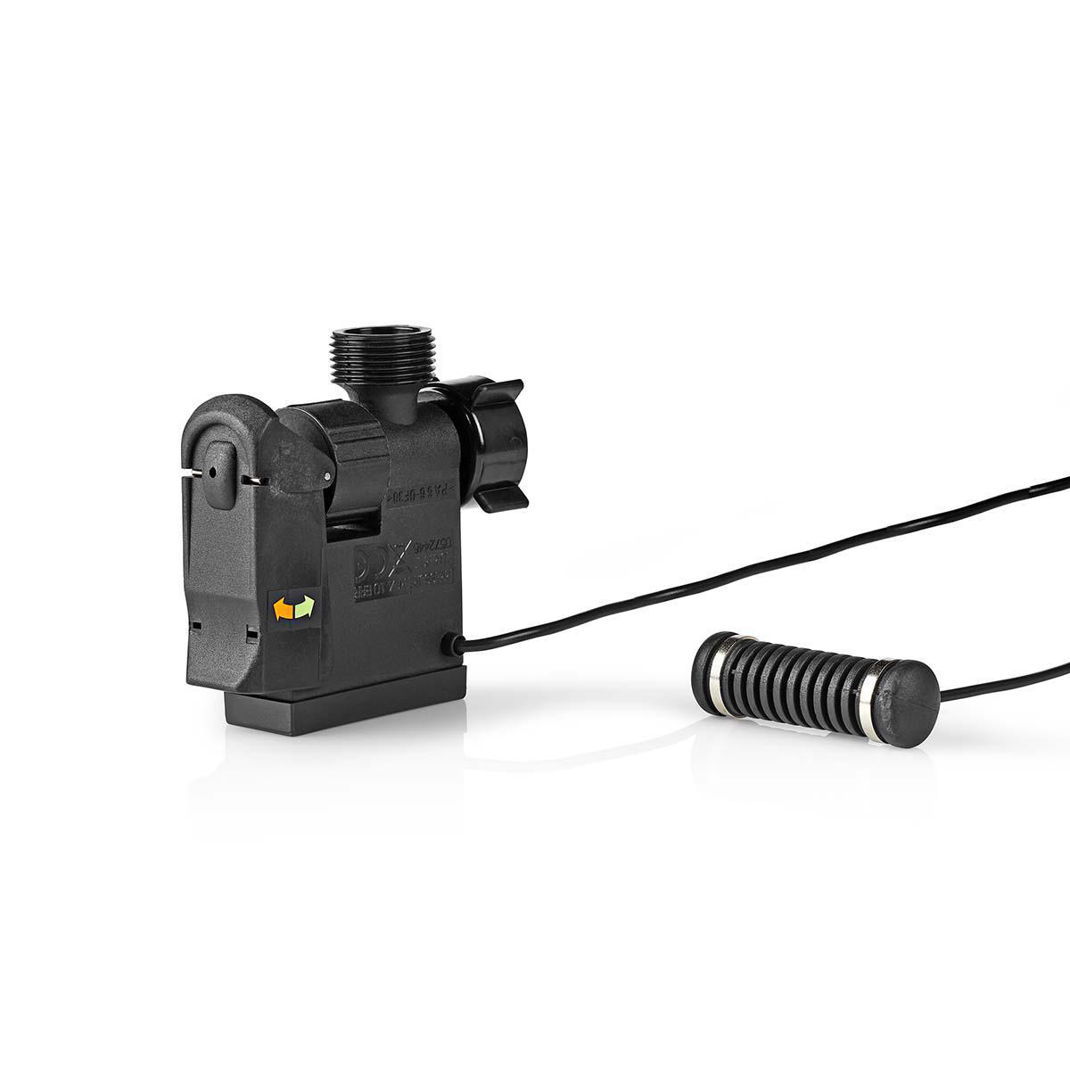 Schwarze Wasserpumpe mit Filter und schwarzem Kabel auf weißem Grund.
