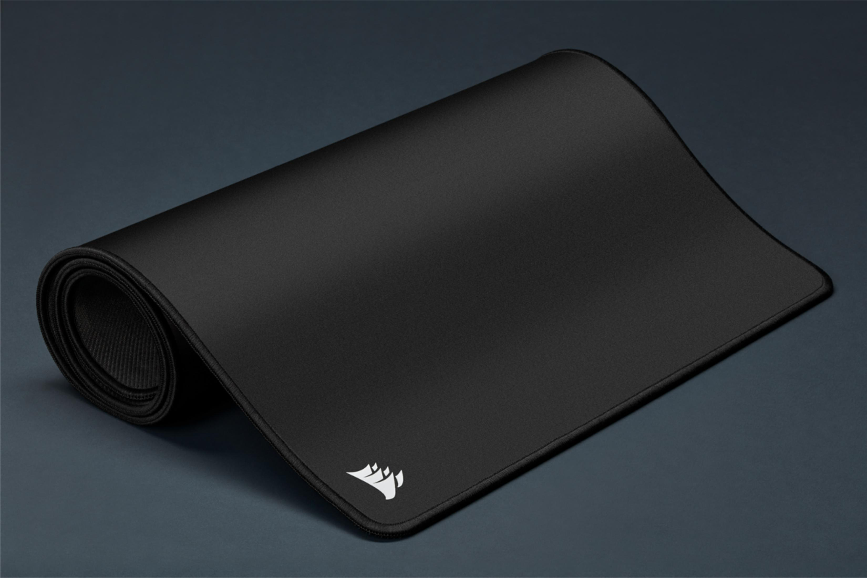 Czarna podkładka pod mysz z białym logo, częściowo zwinięta na ciemnym tle.
