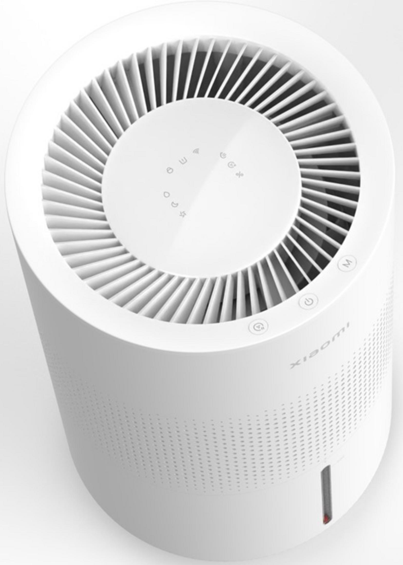 Un purificador de aire blanco con rejillas de ventilación y botones.