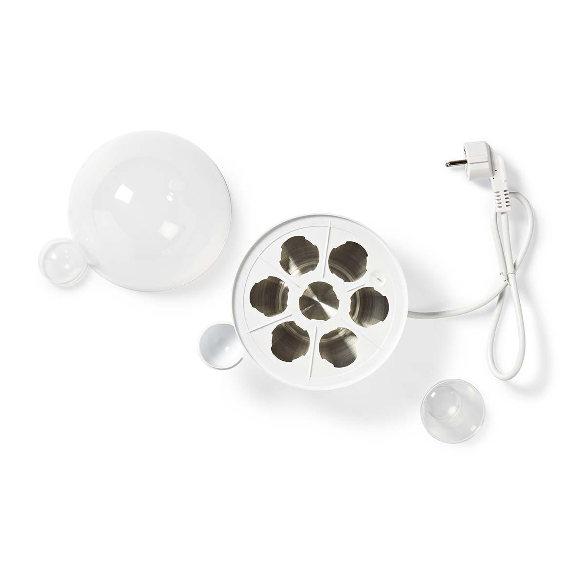 Ein weißes Gerät mit einem runden Teil und mehreren Öffnungen, daneben eine Kugel und ein Kabel mit Stecker.