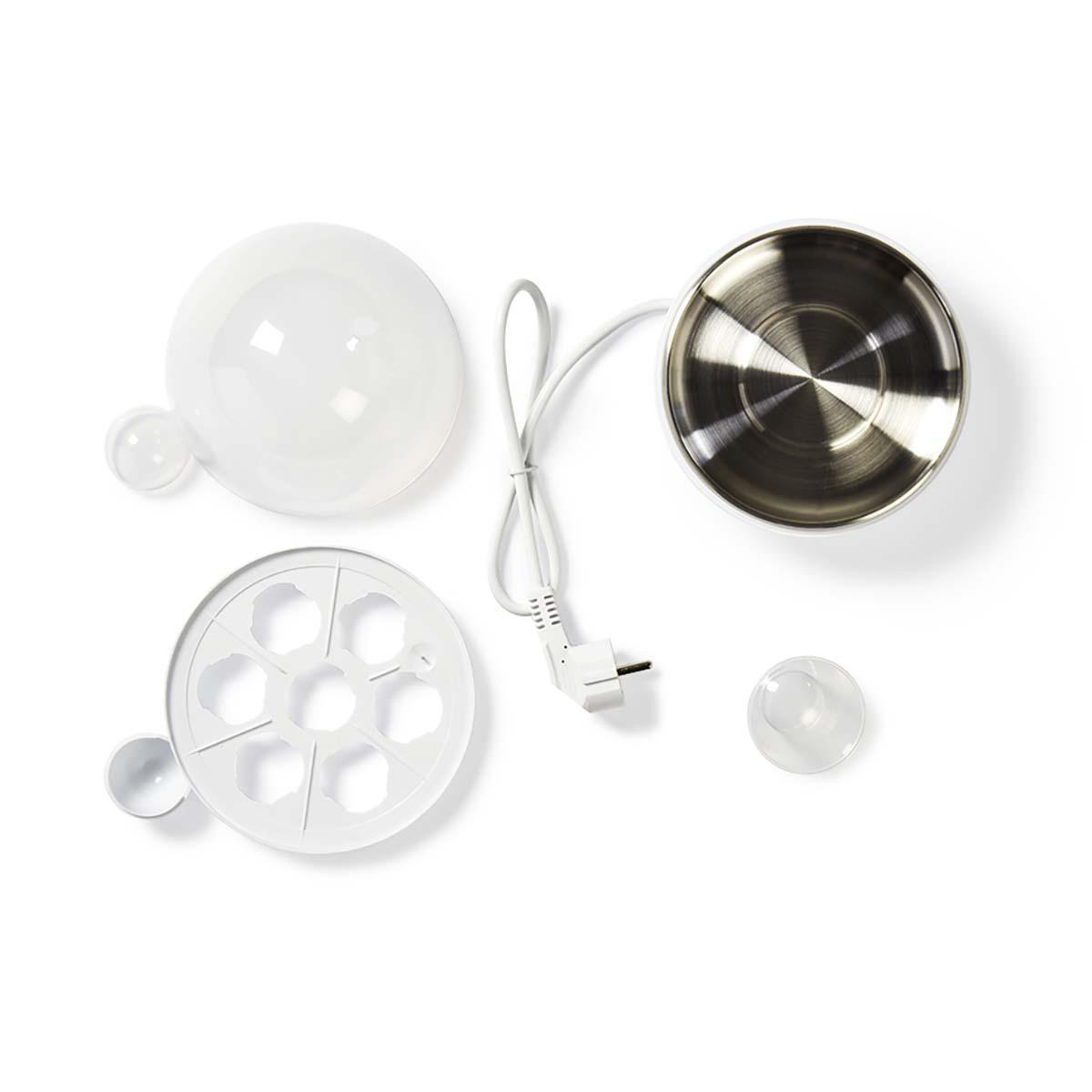Ein weißer Eierkocher mit Zubehör, Draufsicht. Enthält Hülle, Einsatz, Basis und Stecker.