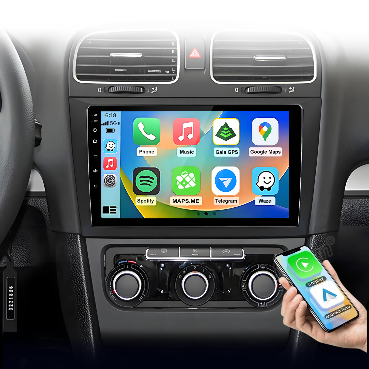 Un smartphone se sostiene junto a un sistema de infoentretenimiento para automóvil con íconos de aplicaciones.
