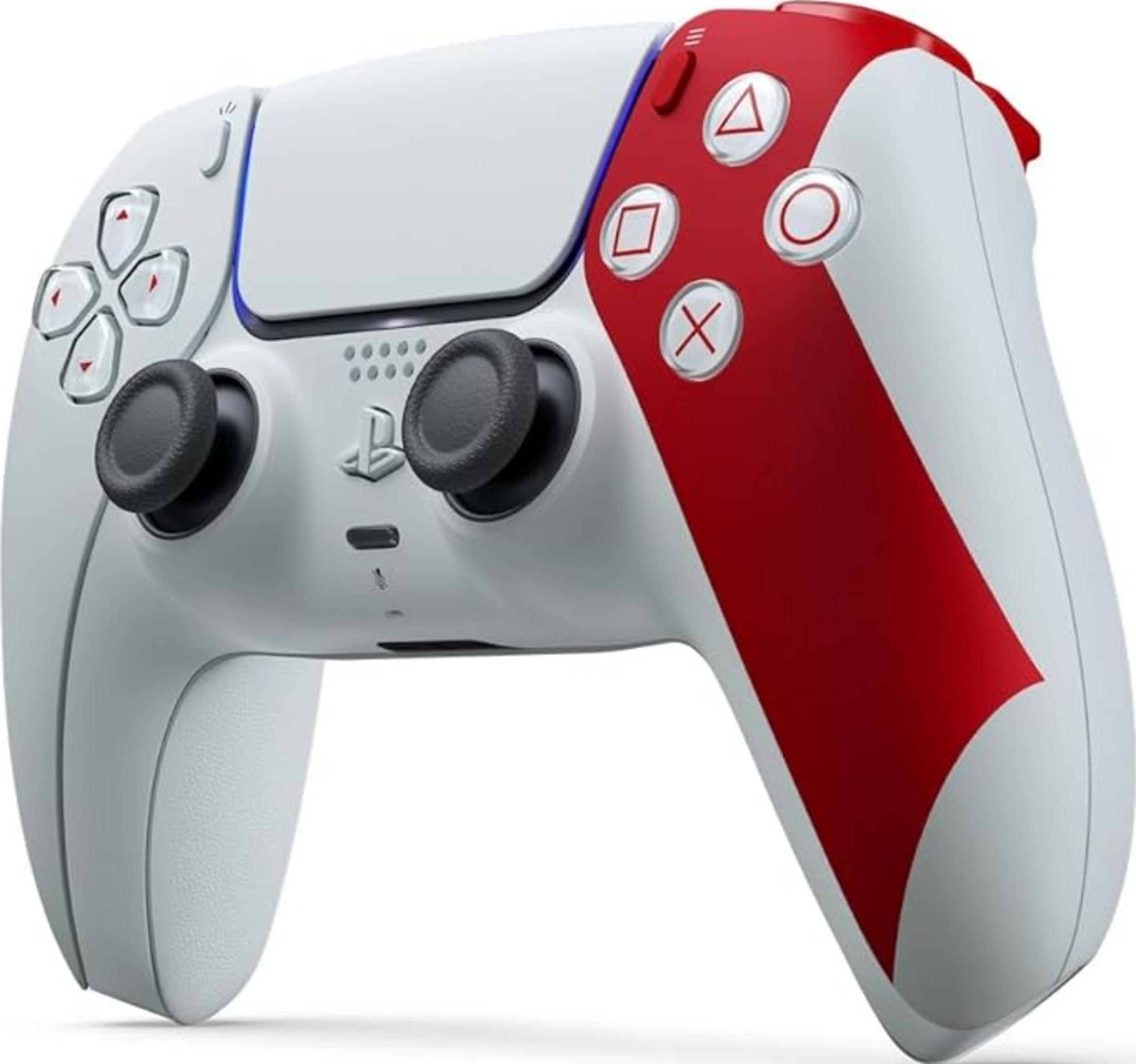 Ein weißer und roter PlayStation 5 Controller mit schwarzen Joysticks.