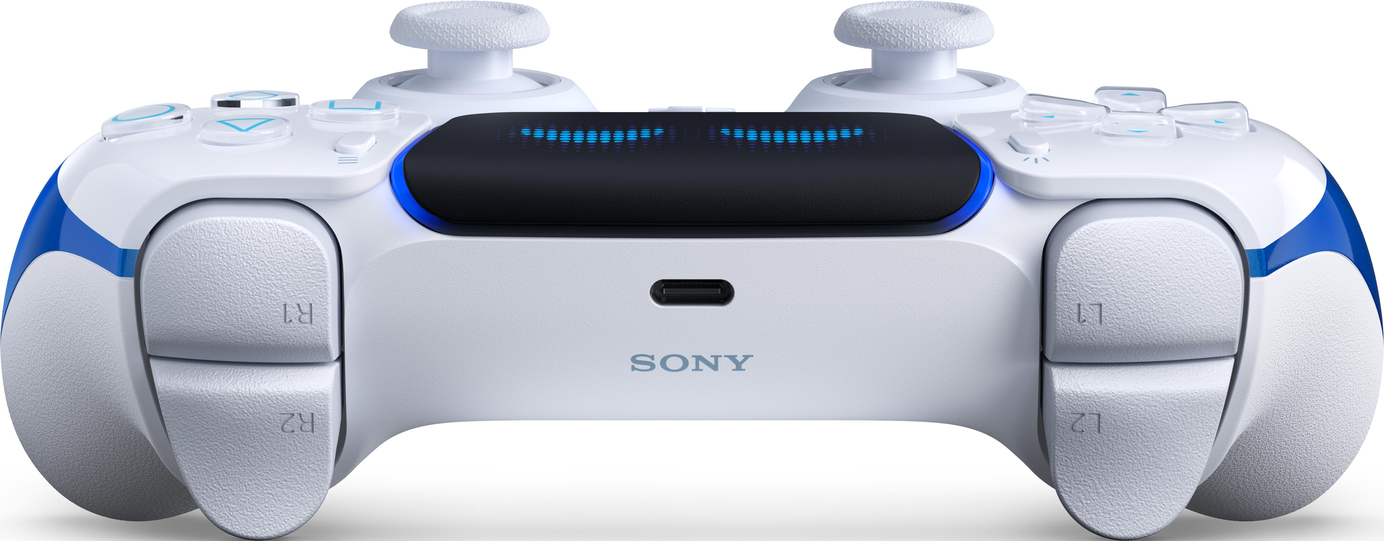 Un controlador blanco de PlayStation 5 con detalles azules y luces azules brillantes.