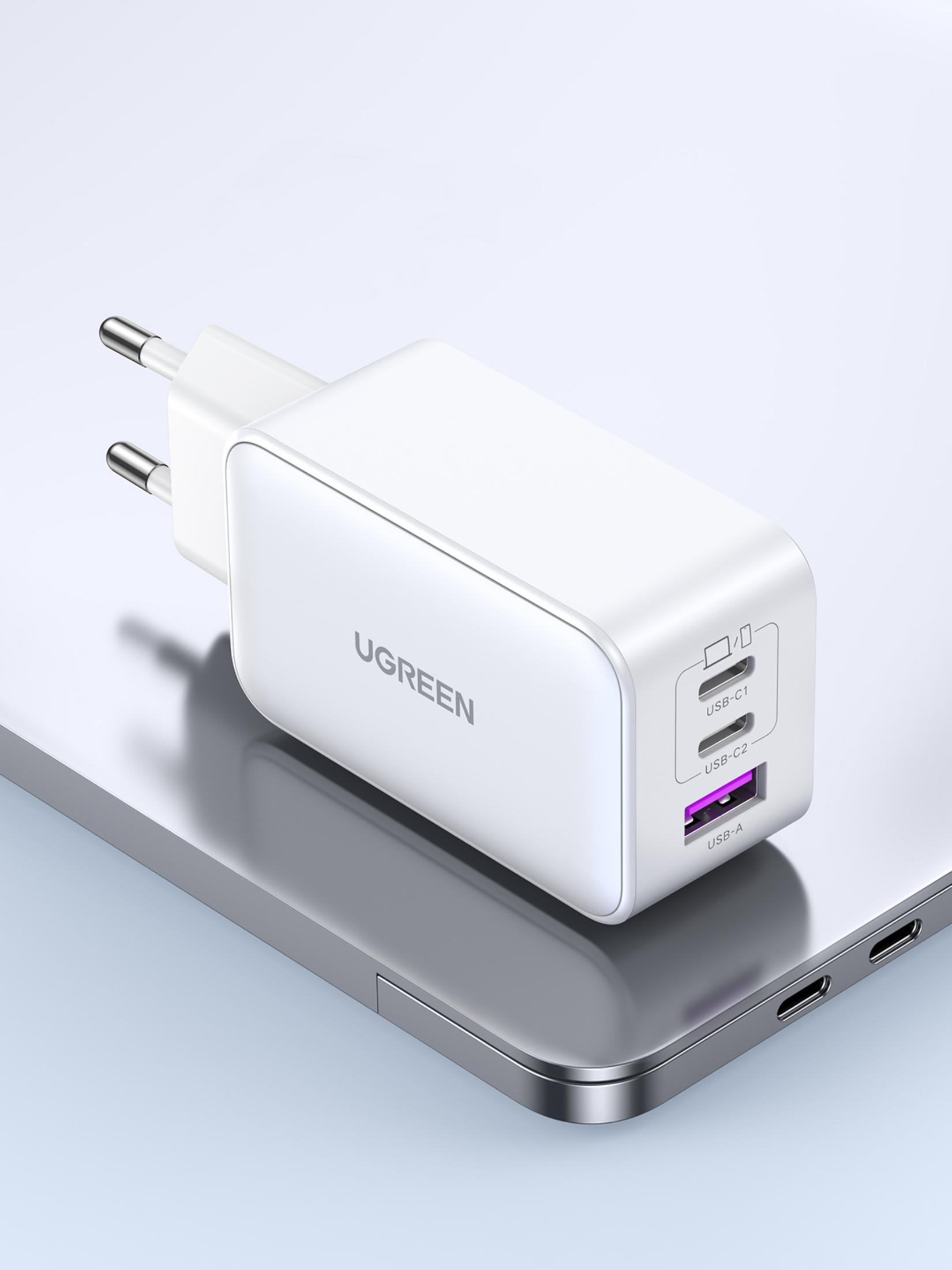 Biała ładowarka UGREEN z 2 portami USB-C i 1 portem USB-A na laptopie.