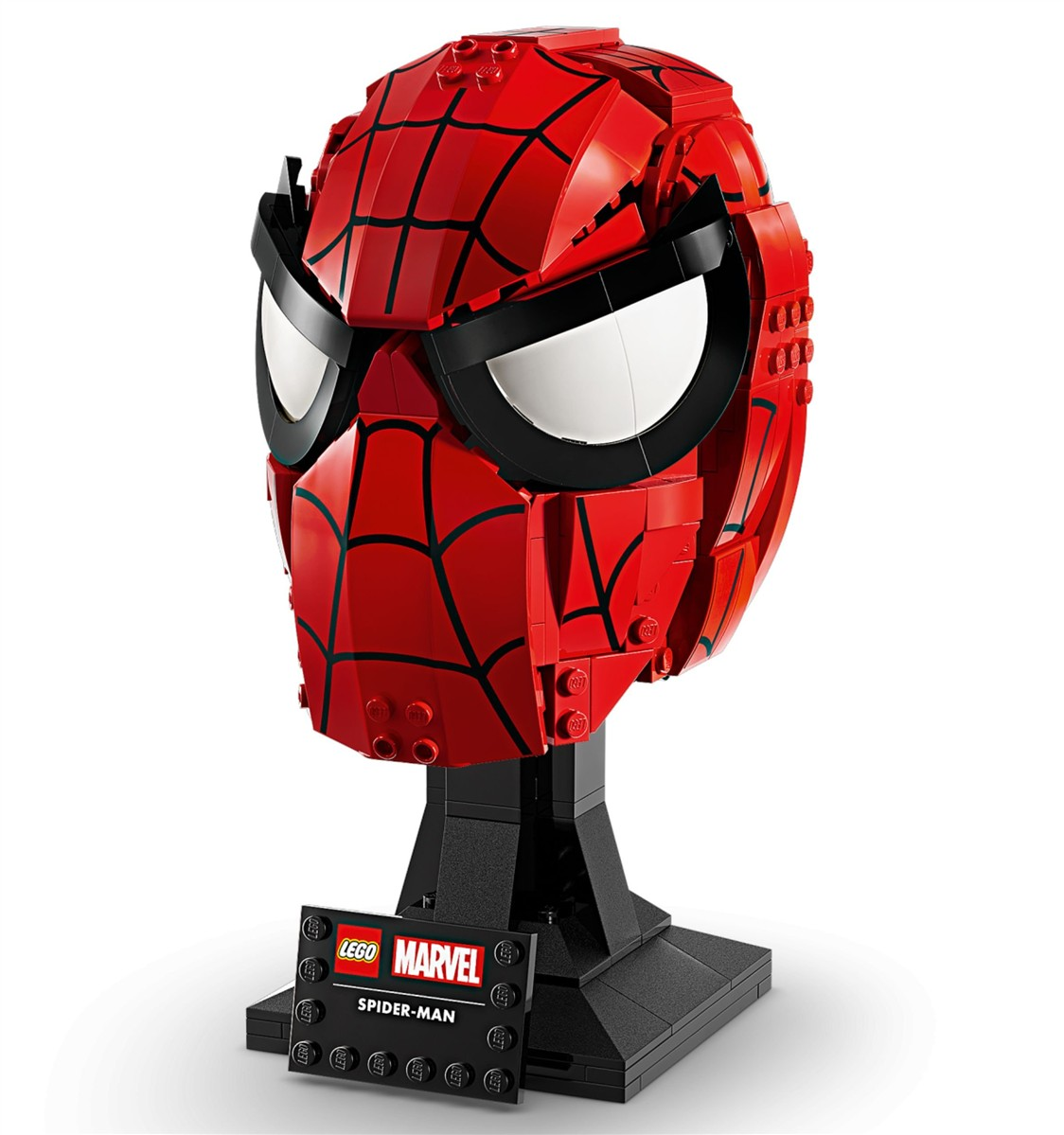 Ein roter Lego-Spider-Man-Helm mit schwarzen Netzen steht auf einem schwarzen Sockel.
