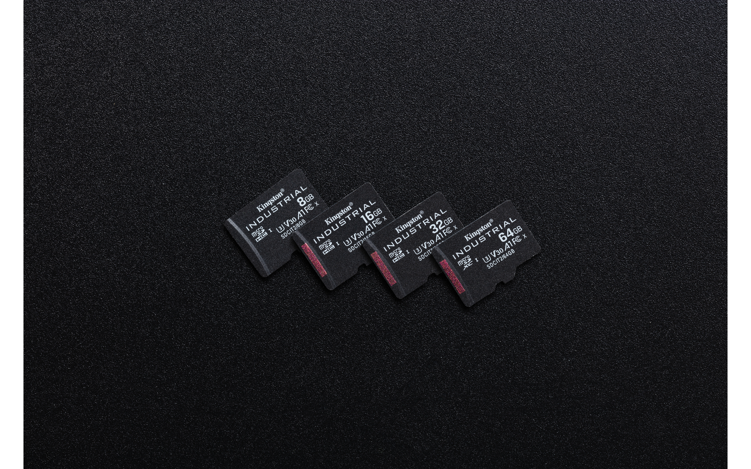 Vier Kingston MicroSD-Karten mit 8, 16, 32 und 64 GB auf schwarzem Hintergrund.