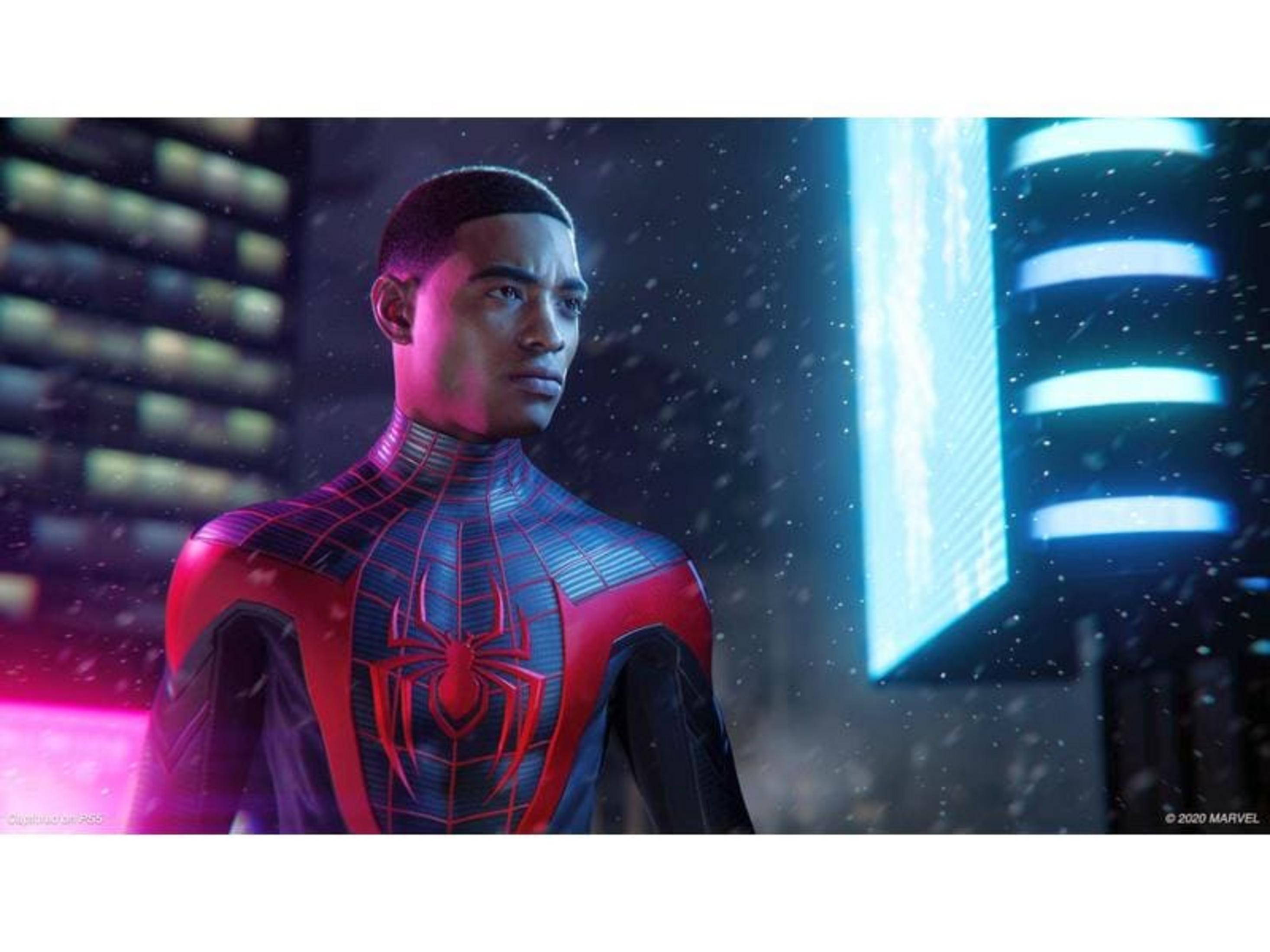 Miles Morales jako Spider-Man w ciemnej, neonowej scenerii miejskiej ze spadającym śniegiem.