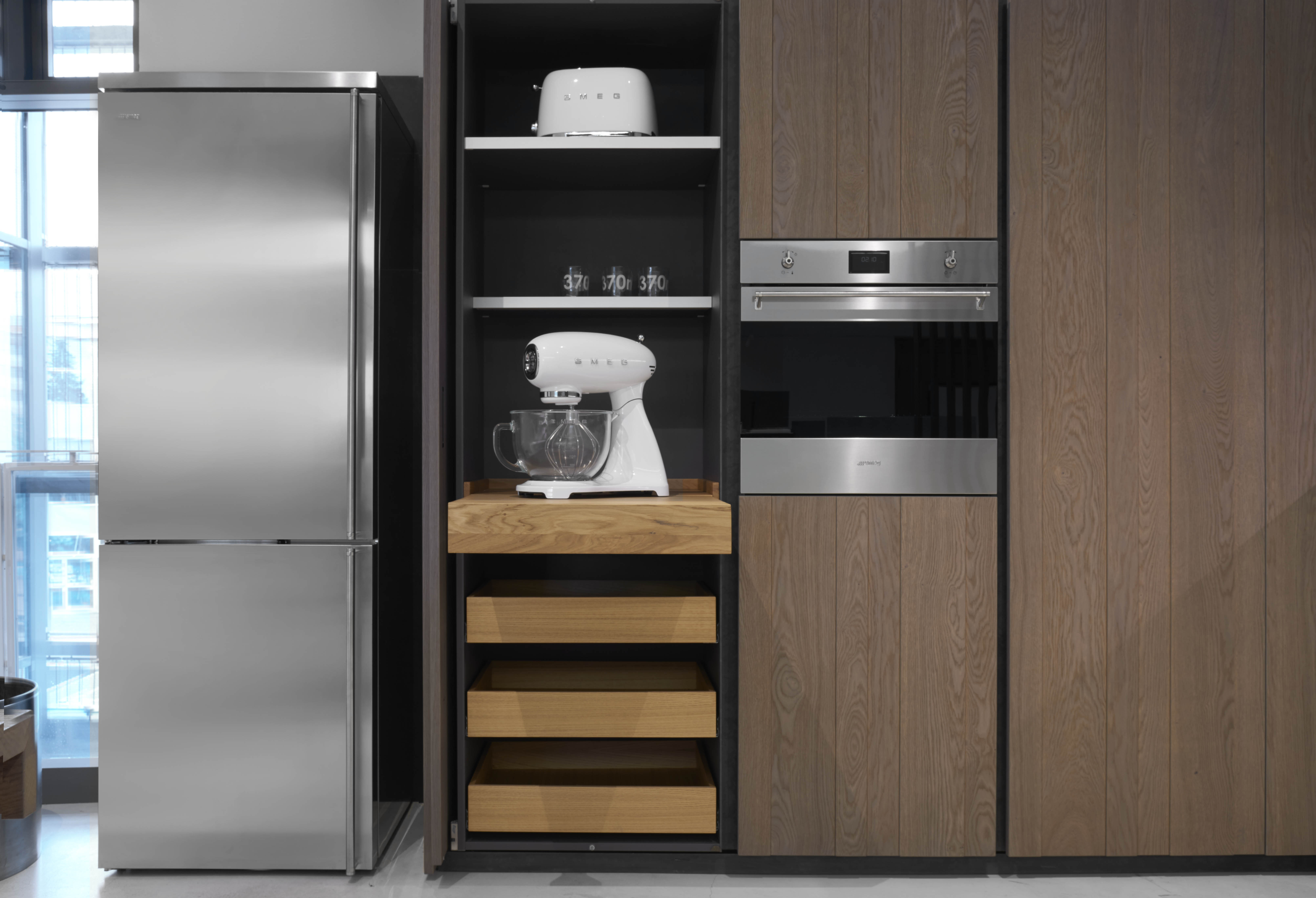 Kuchnia z lodówką, mikserem, tosterem i piekarnikiem.