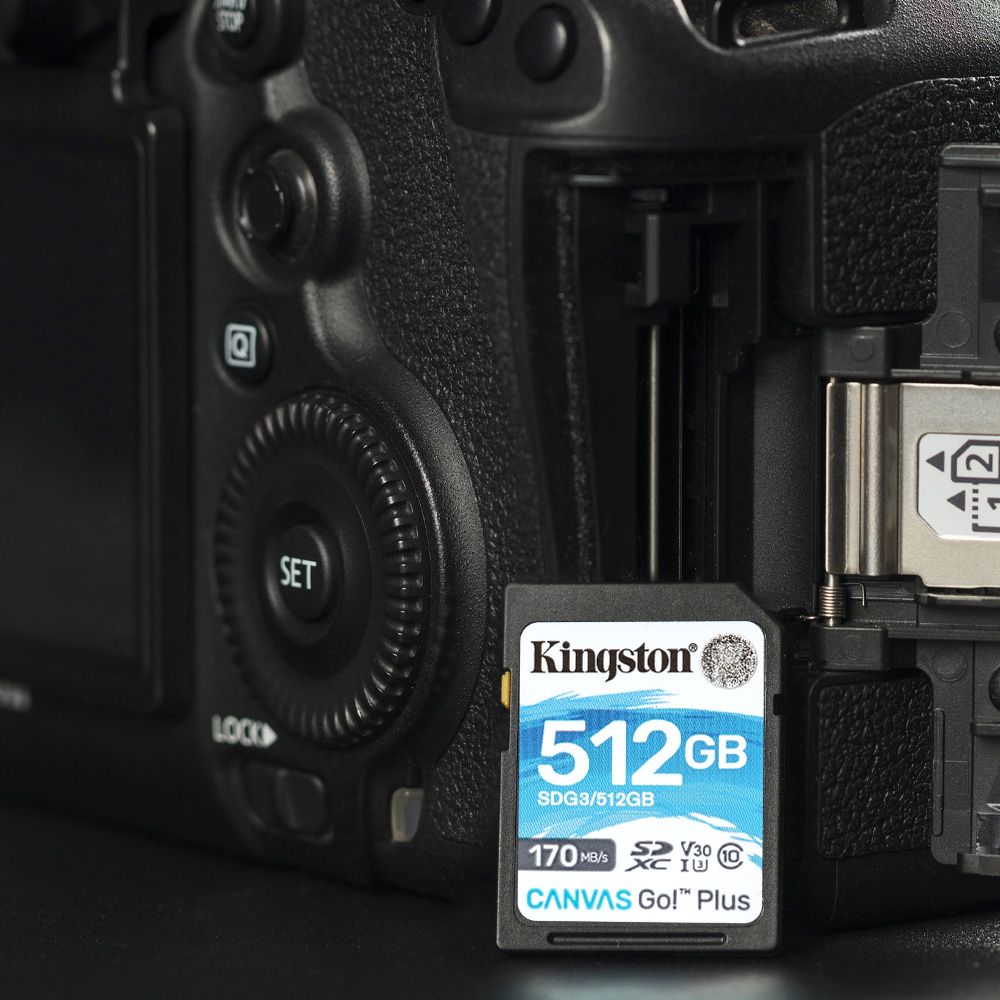 Una tarjeta SD Kingston de 512 GB junto a la ranura de memoria de una cámara.