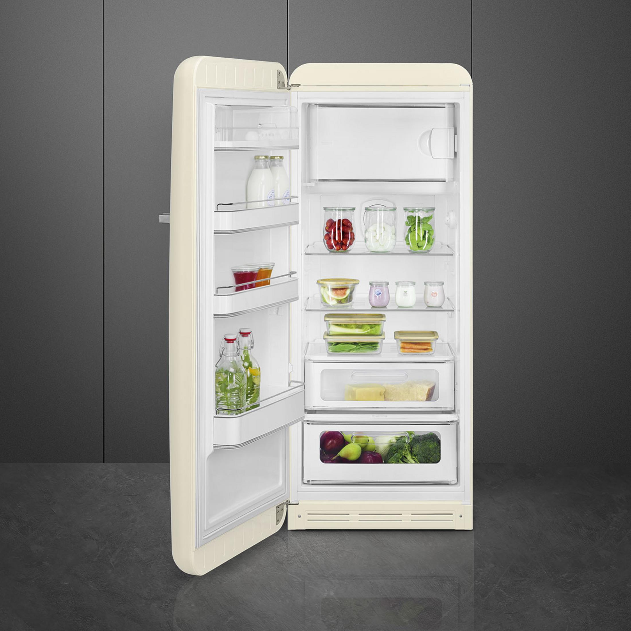 Ein offener cremefarbener Kühlschrank mit Lebensmitteln auf den Regalen.