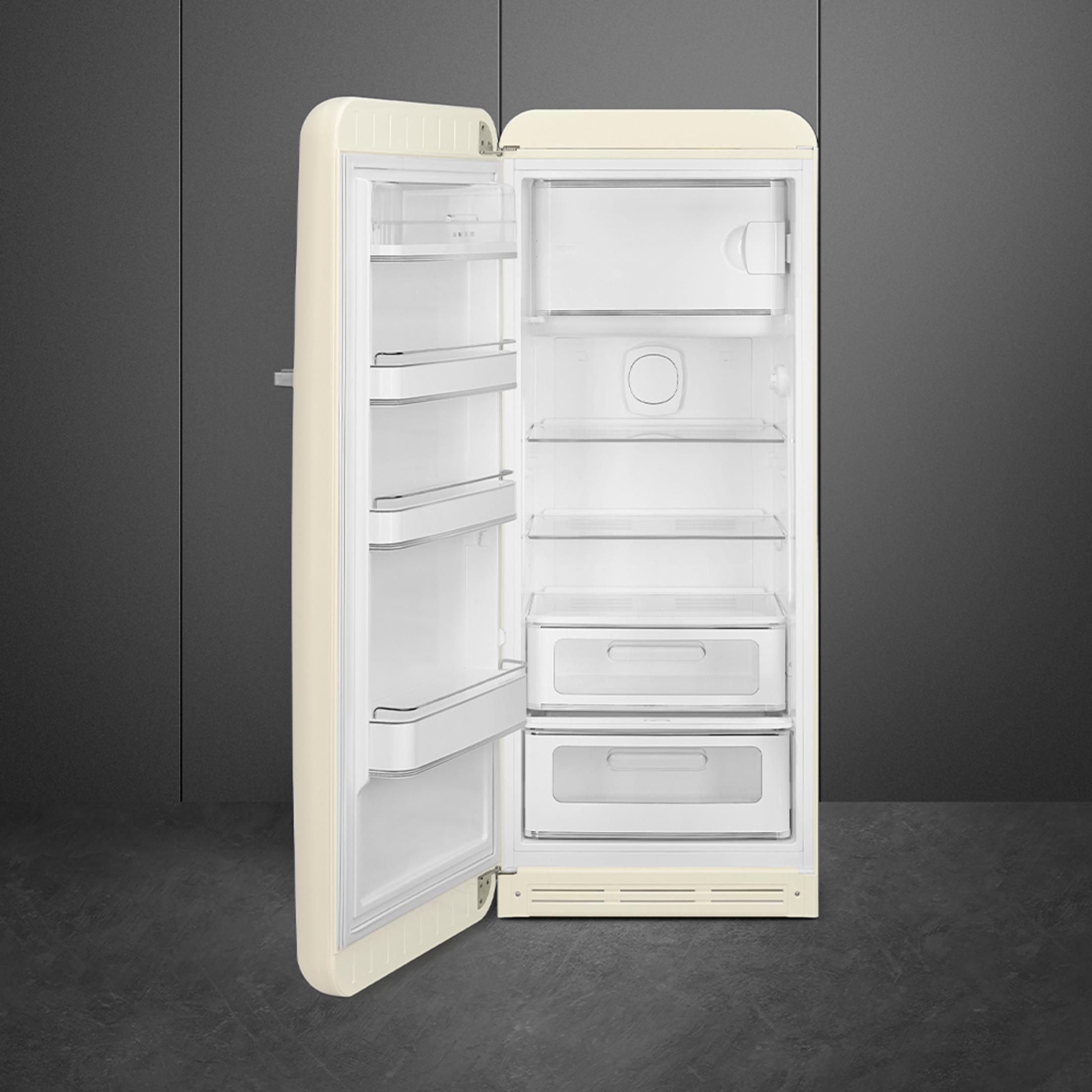 Ein offener cremefarbener Kühlschrank mit Regalen und Schubladen.