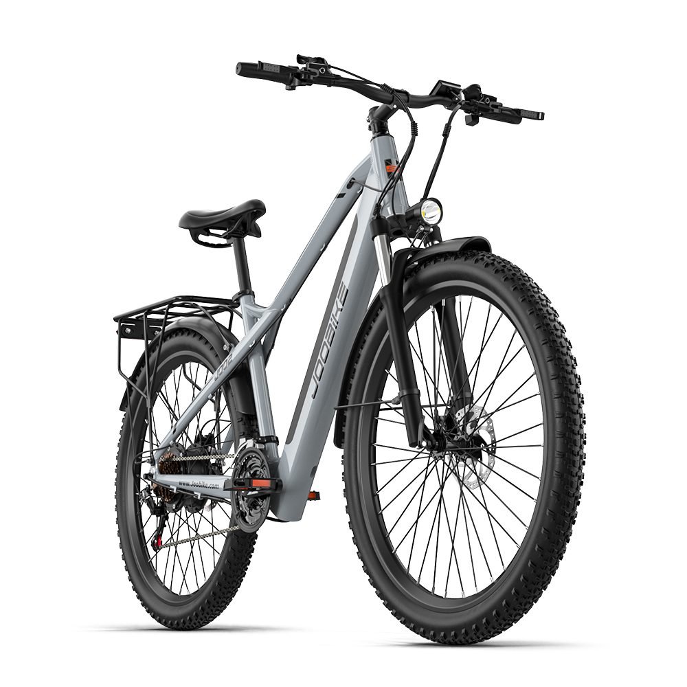 Ein graues E-Bike mit breiten Reifen, Gepäckträger und Scheinwerfer.