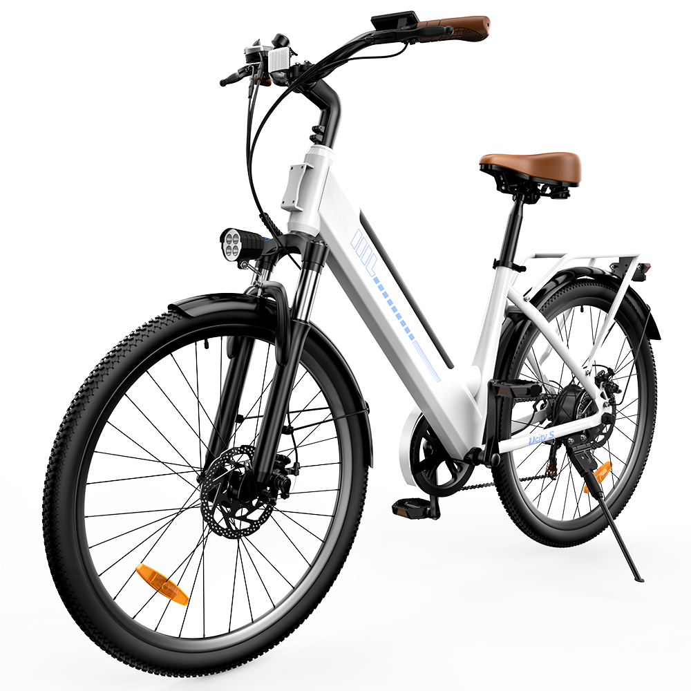 Ein weißes Elektrofahrrad mit braunem Sattel und Griffen, vorne mit Lampe.