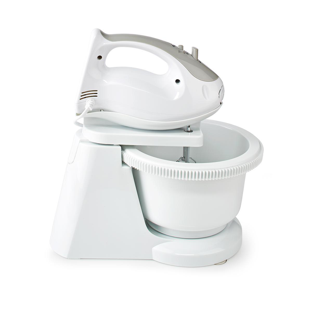 Een witte standmixer met mengkom en kloppers op een witte achtergrond.