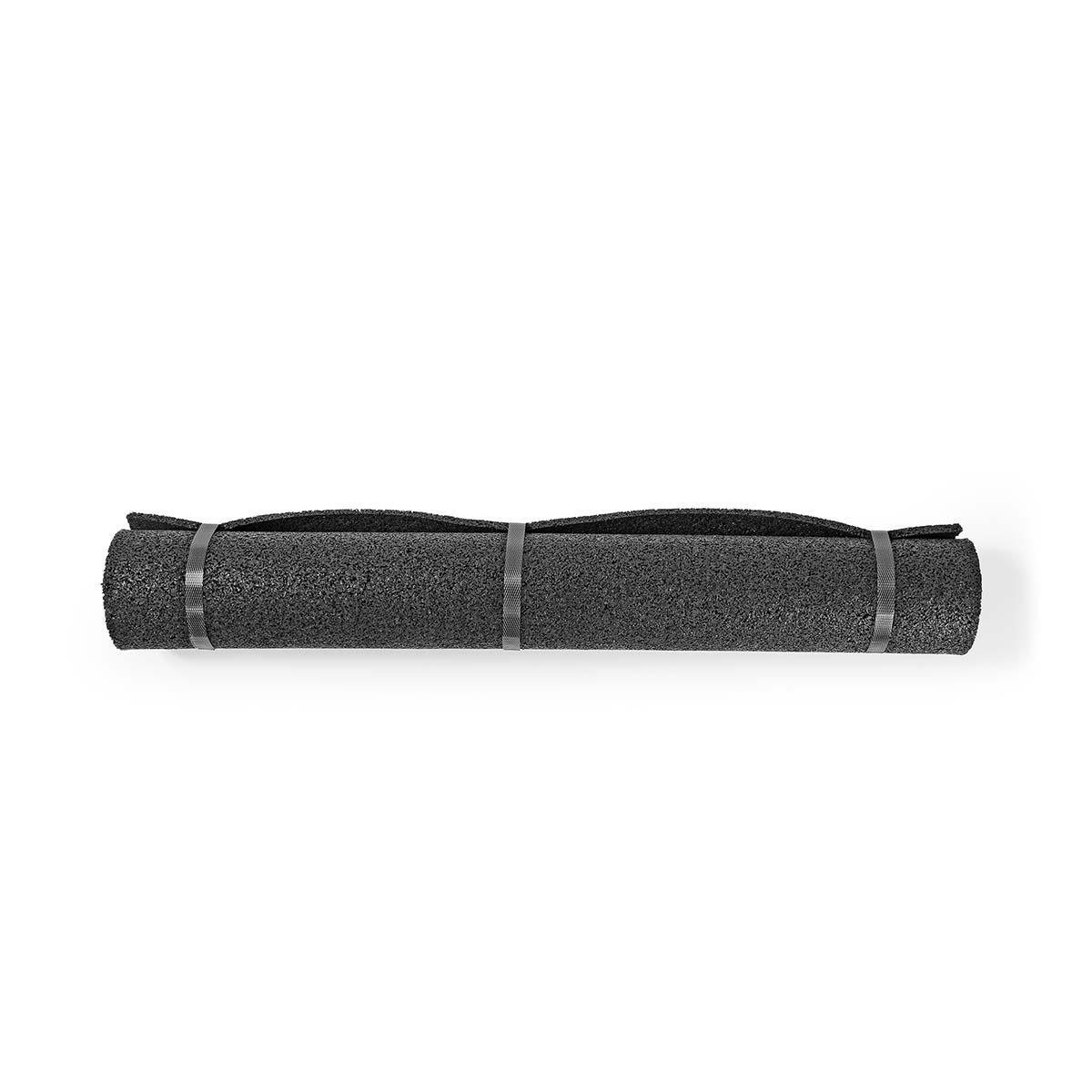 Schwarze Yogamatte, aufgerollt und mit zwei Riemen gesichert, auf weißem Hintergrund.