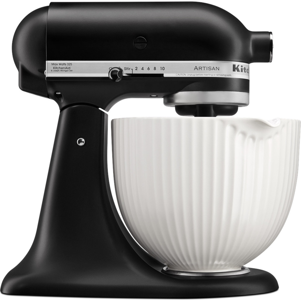 Zwarte KitchenAid Artisan keukenmixer met witte keramische kom.