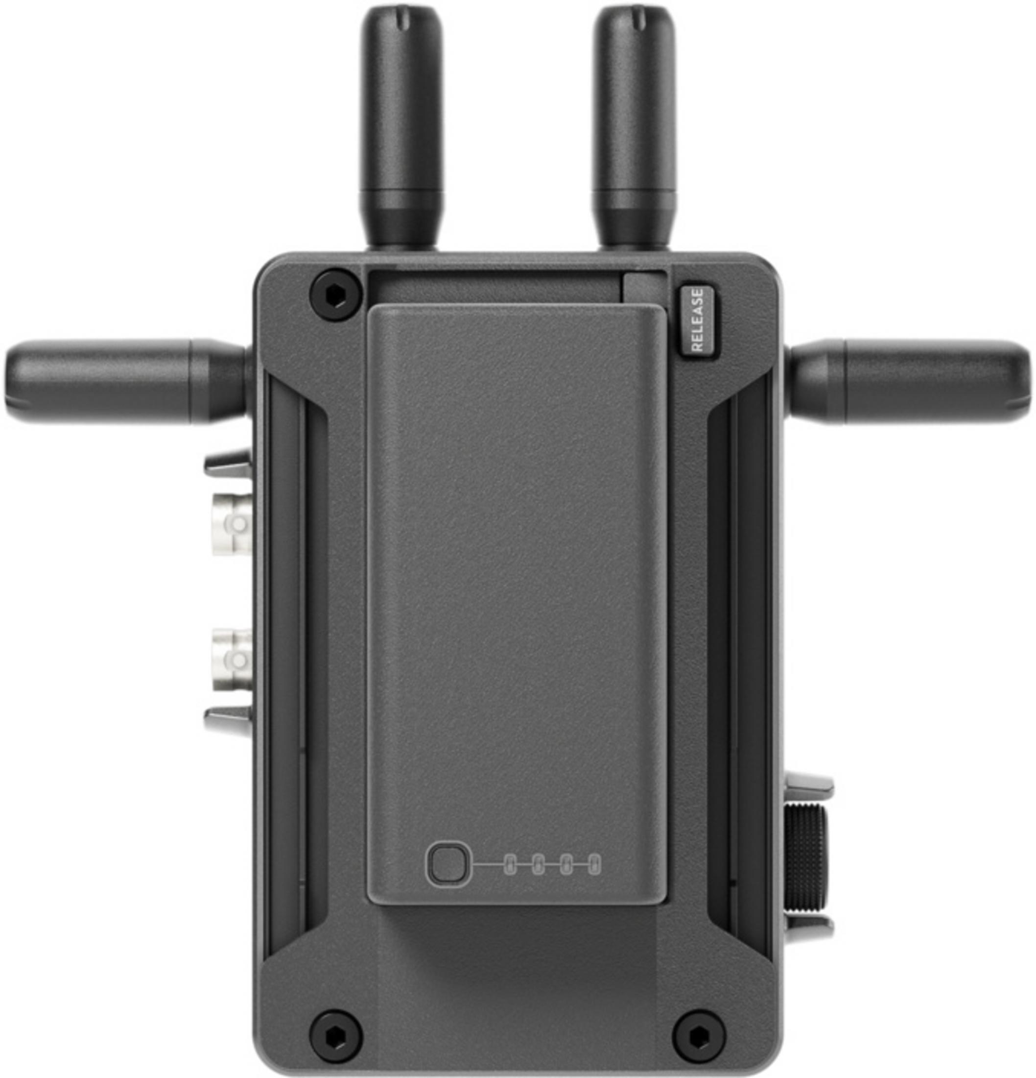 Un dispositivo grigio con antenne e porte su sfondo bianco.