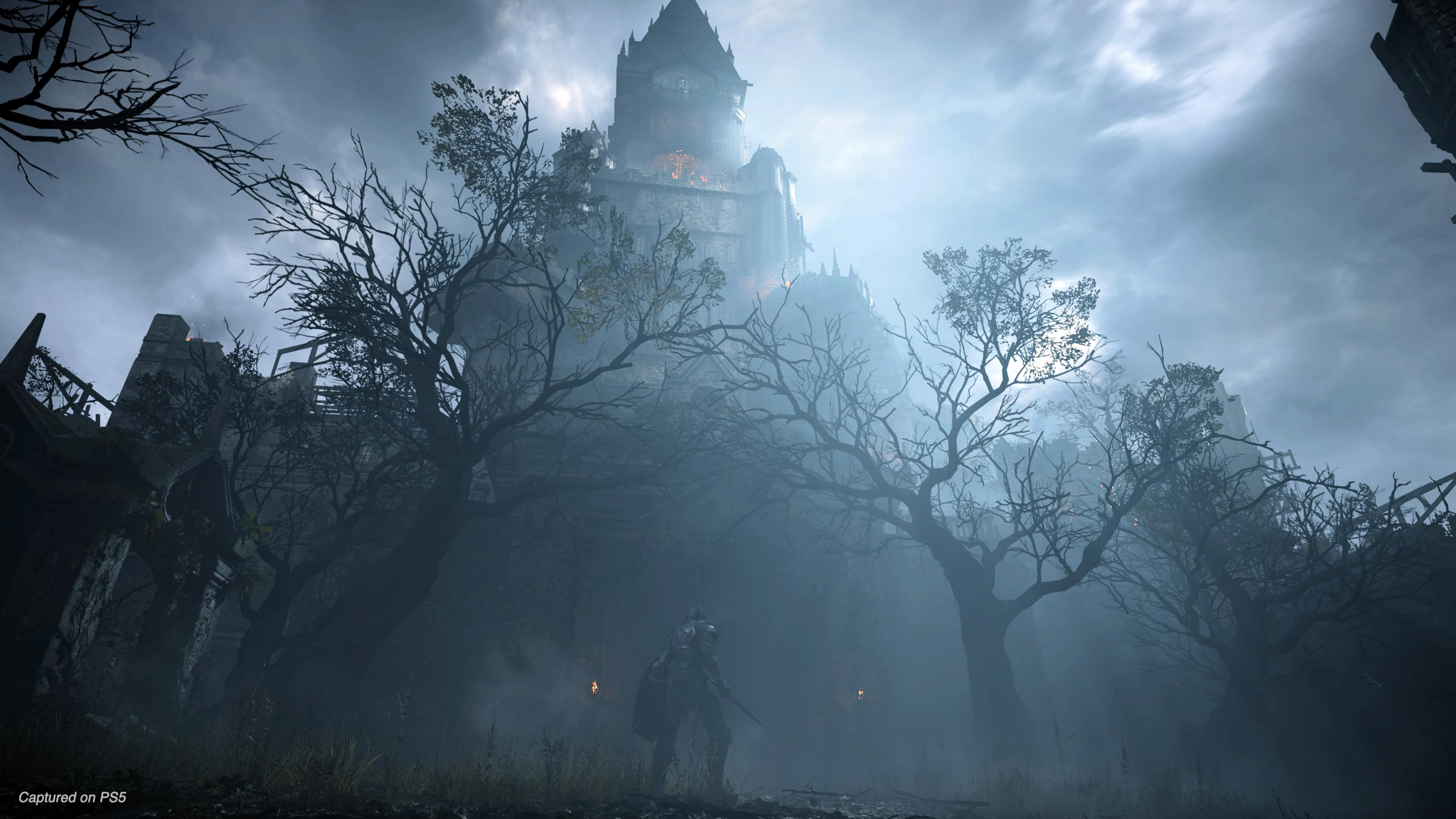 Un cavaliere in armatura sta nella nebbia davanti a un castello. Alberi spogli.