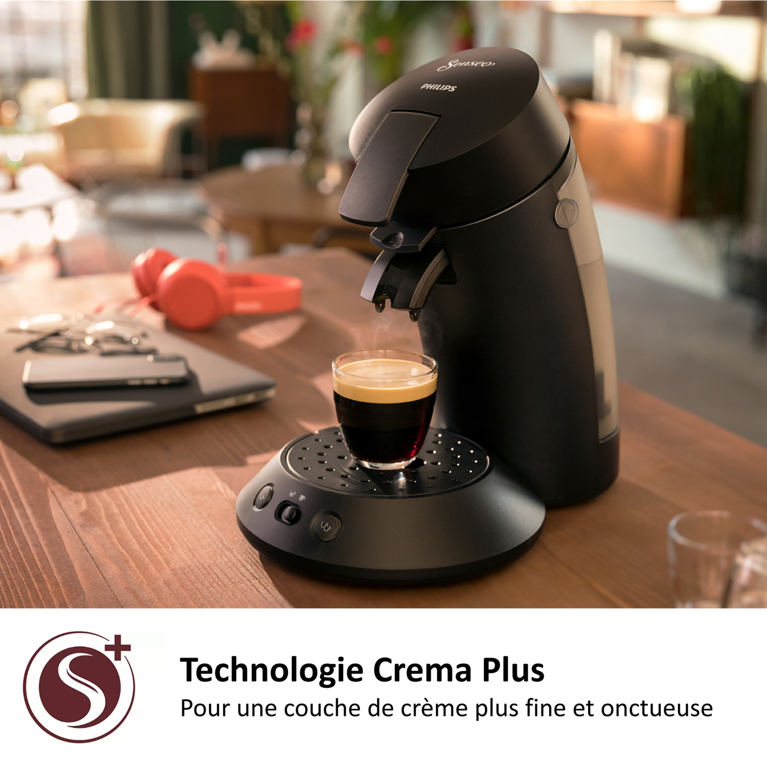 Czarna maszyna do kawy Senseo parzy espresso do szklanki.