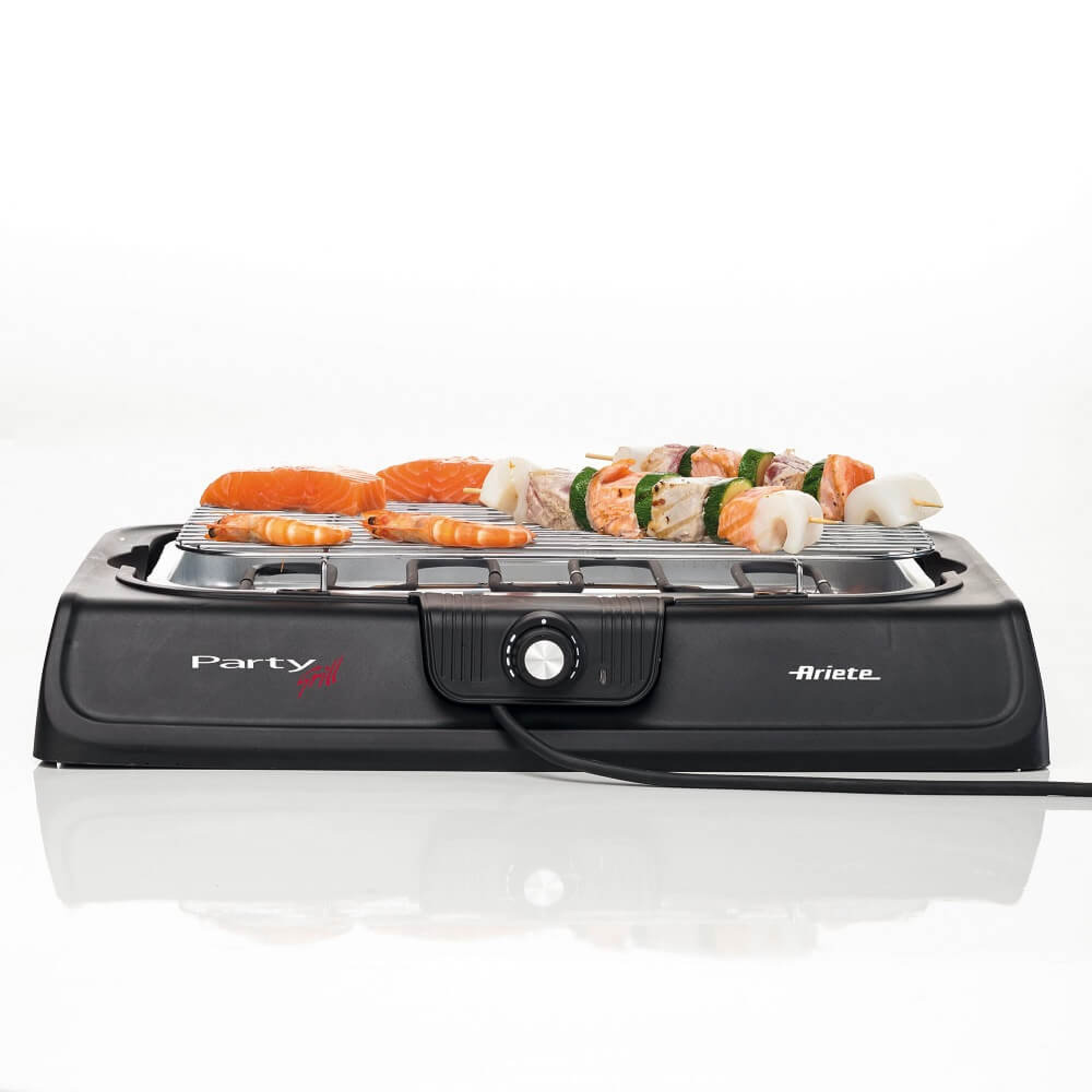 Ein schwarzer Tischgrill mit verschiedenen Fleisch- und Fischspießen sowie Garnelen.