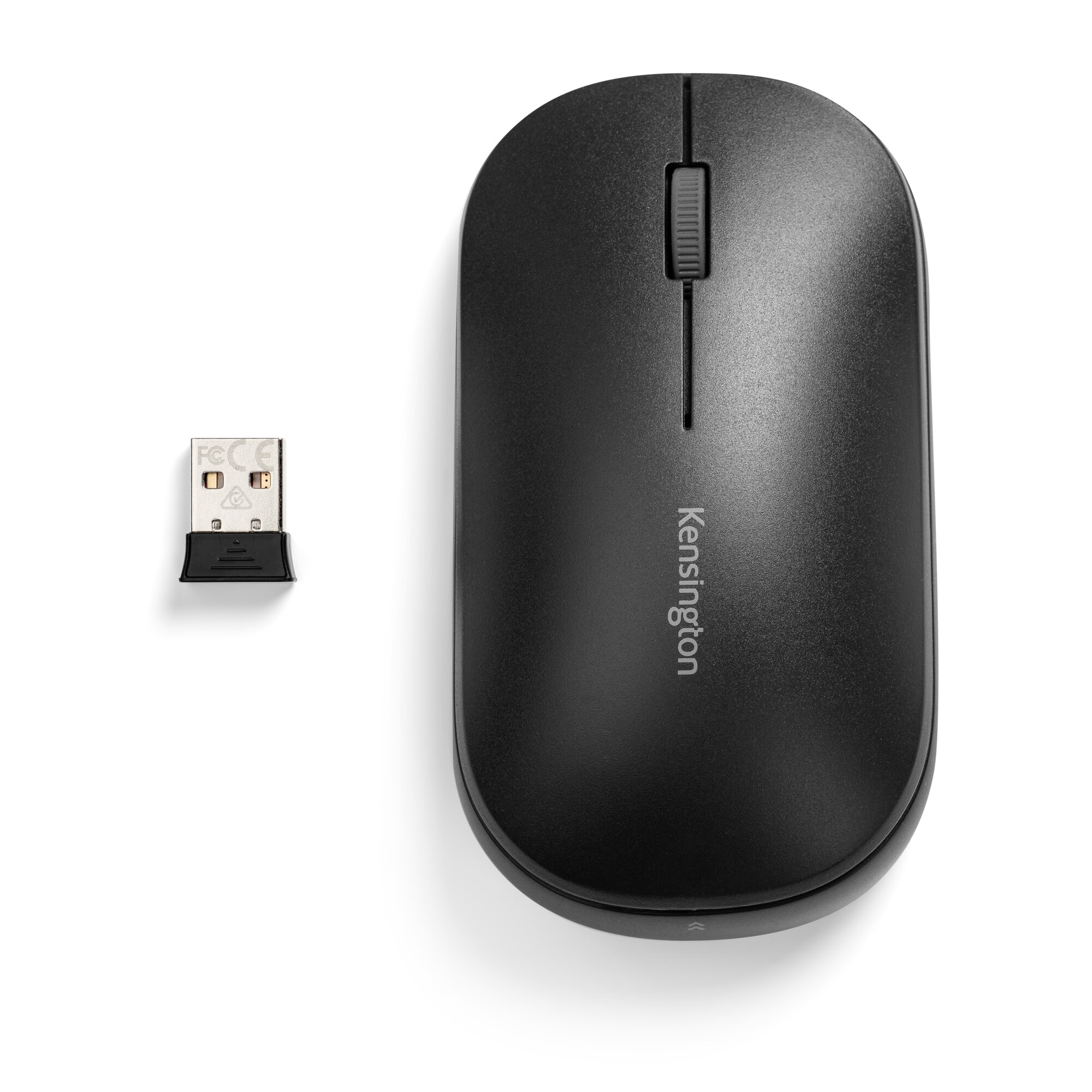 Zwarte muis en USB-dongle op witte achtergrond.