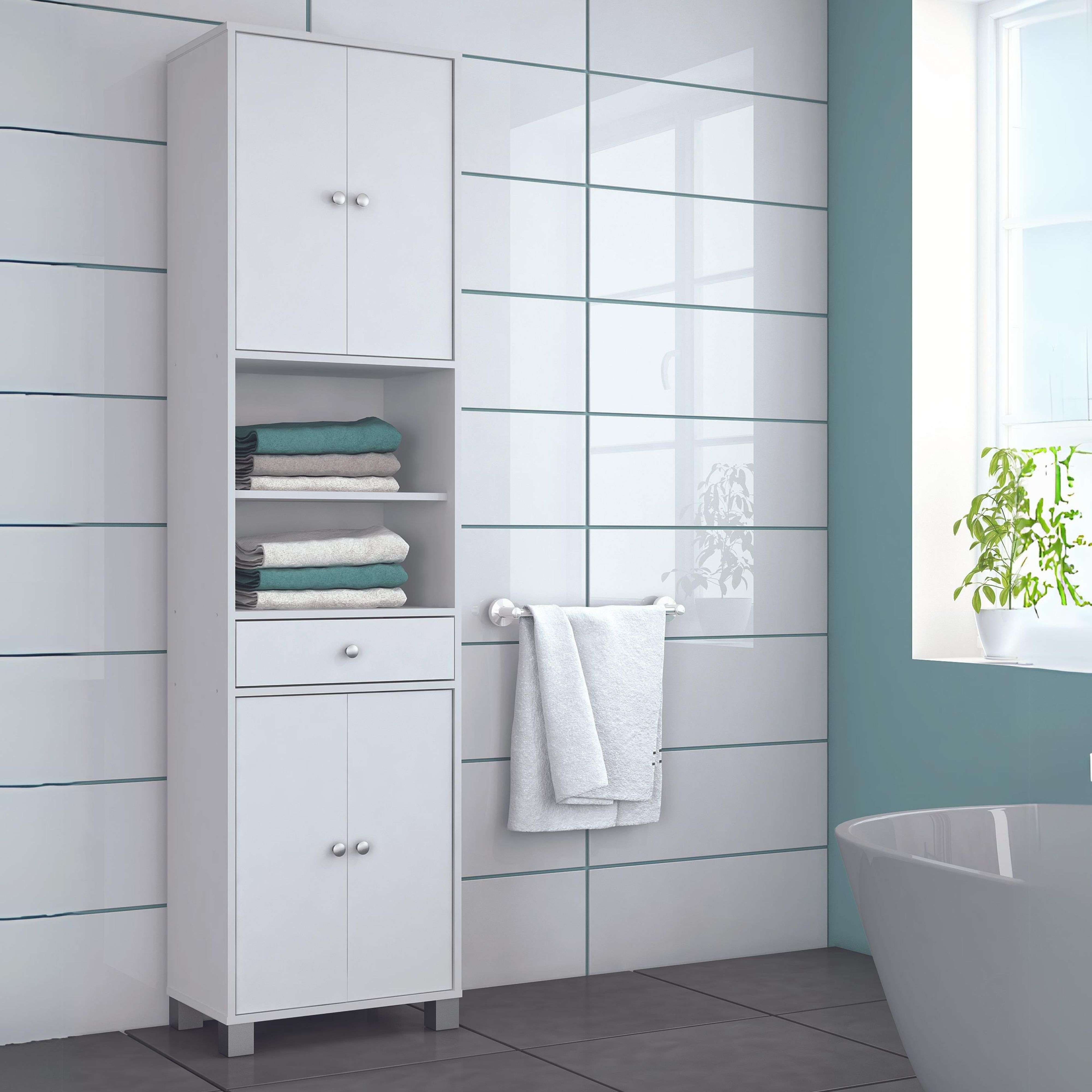 Un mueble blanco alto con estantes, cajón y puertas junto a una pared con detalles turquesa.