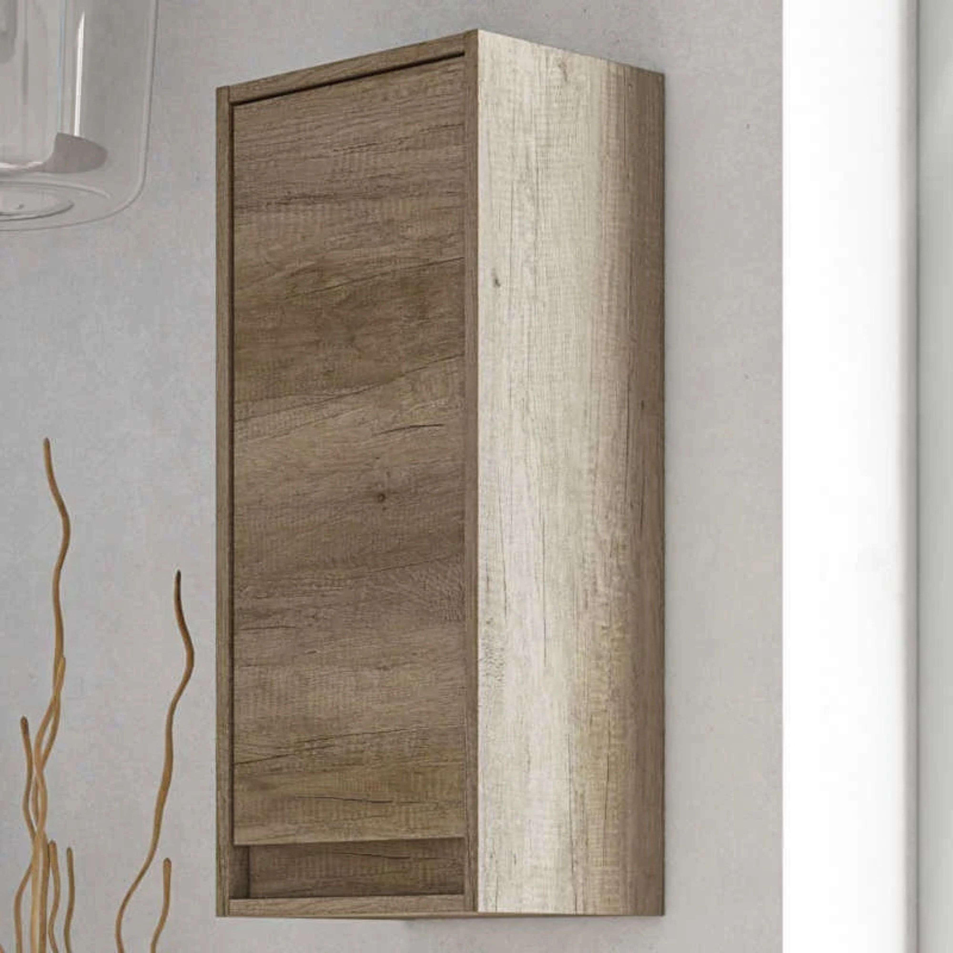 Un nicho de madera con dos tipos de madera, oscuro a la izquierda, claro a la derecha. A la izquierda hay una repisa.