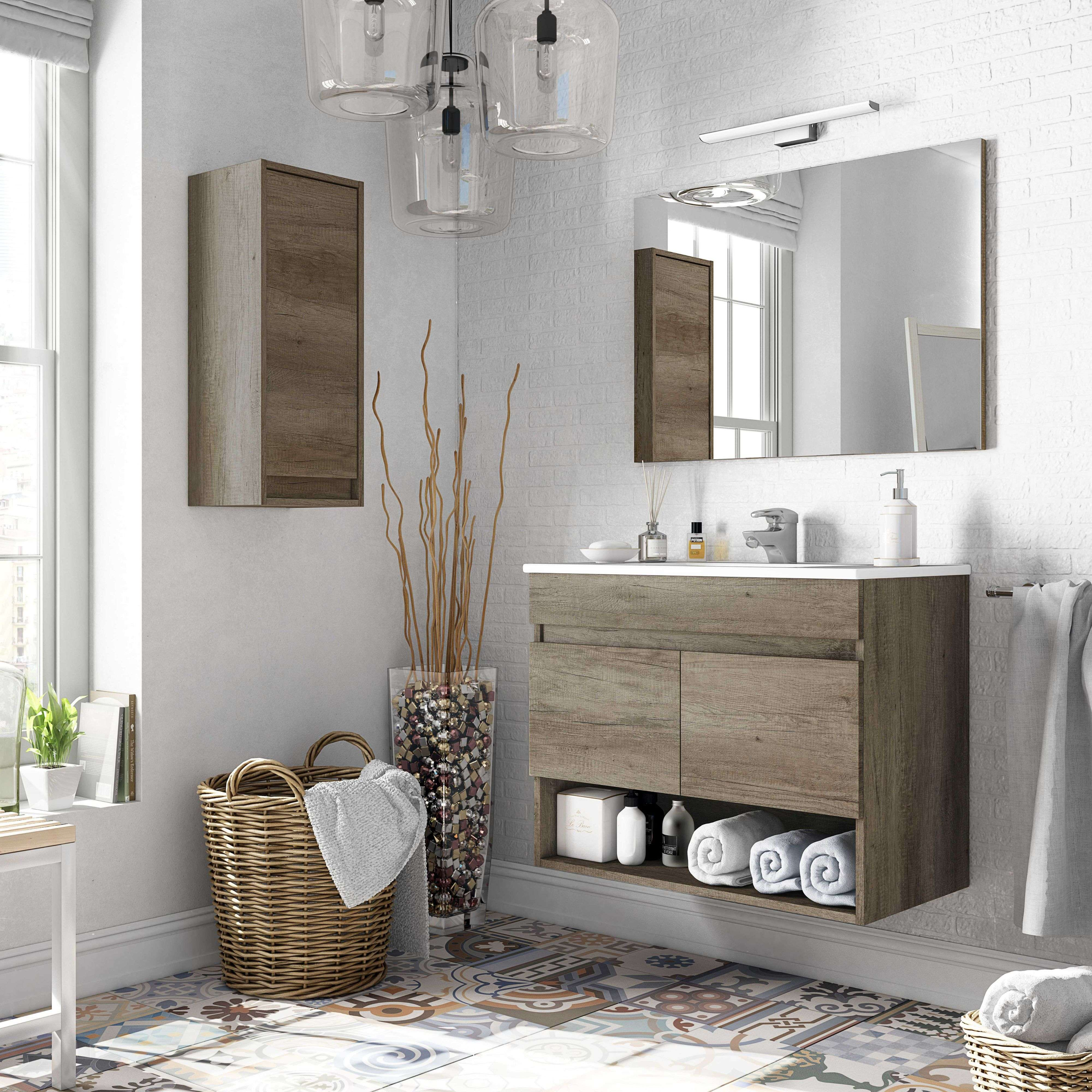 Un baño moderno con mueble de madera, espejo, jarrón decorativo y baldosas coloridas.