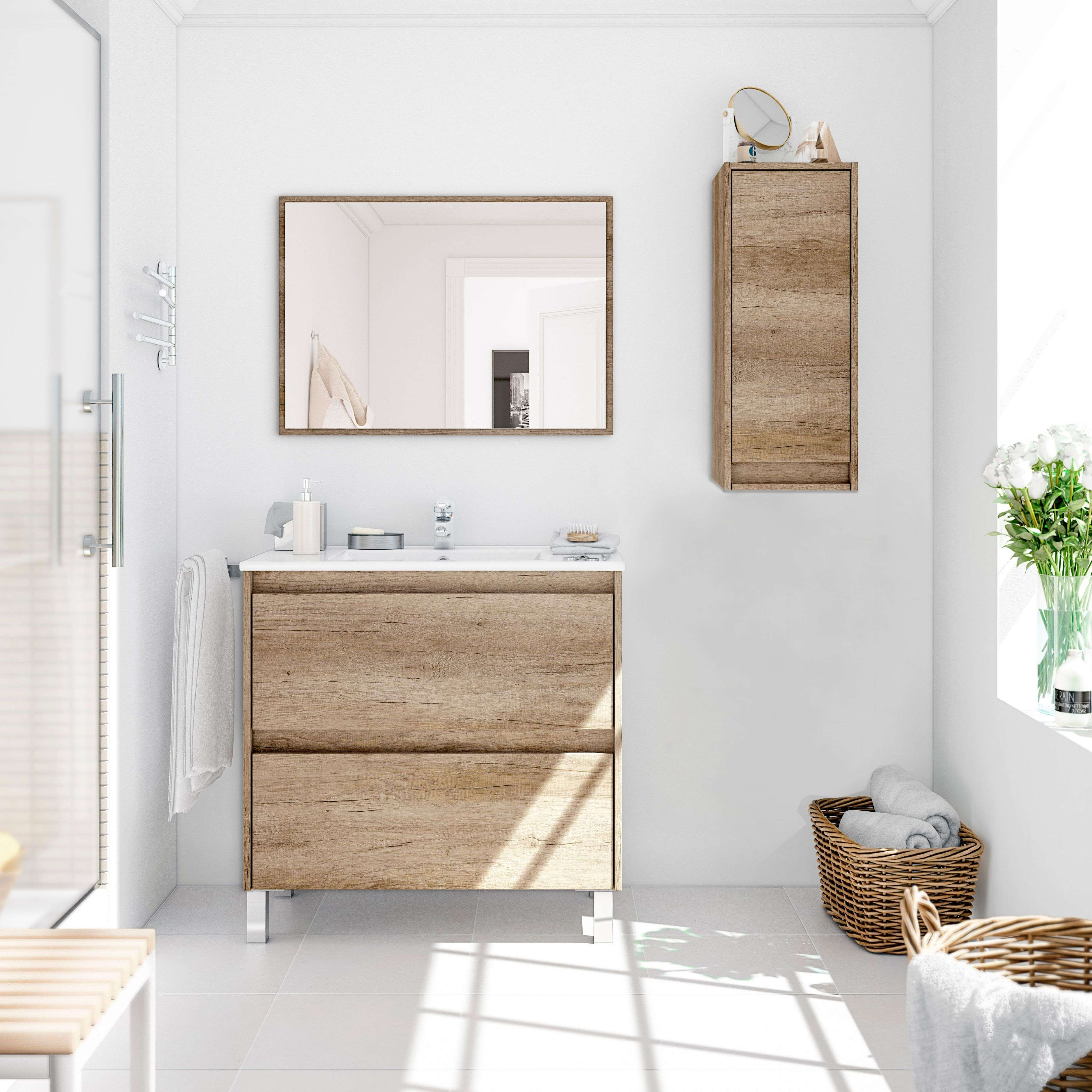 Un baño con tocador de madera, espejo, cesta y flores.