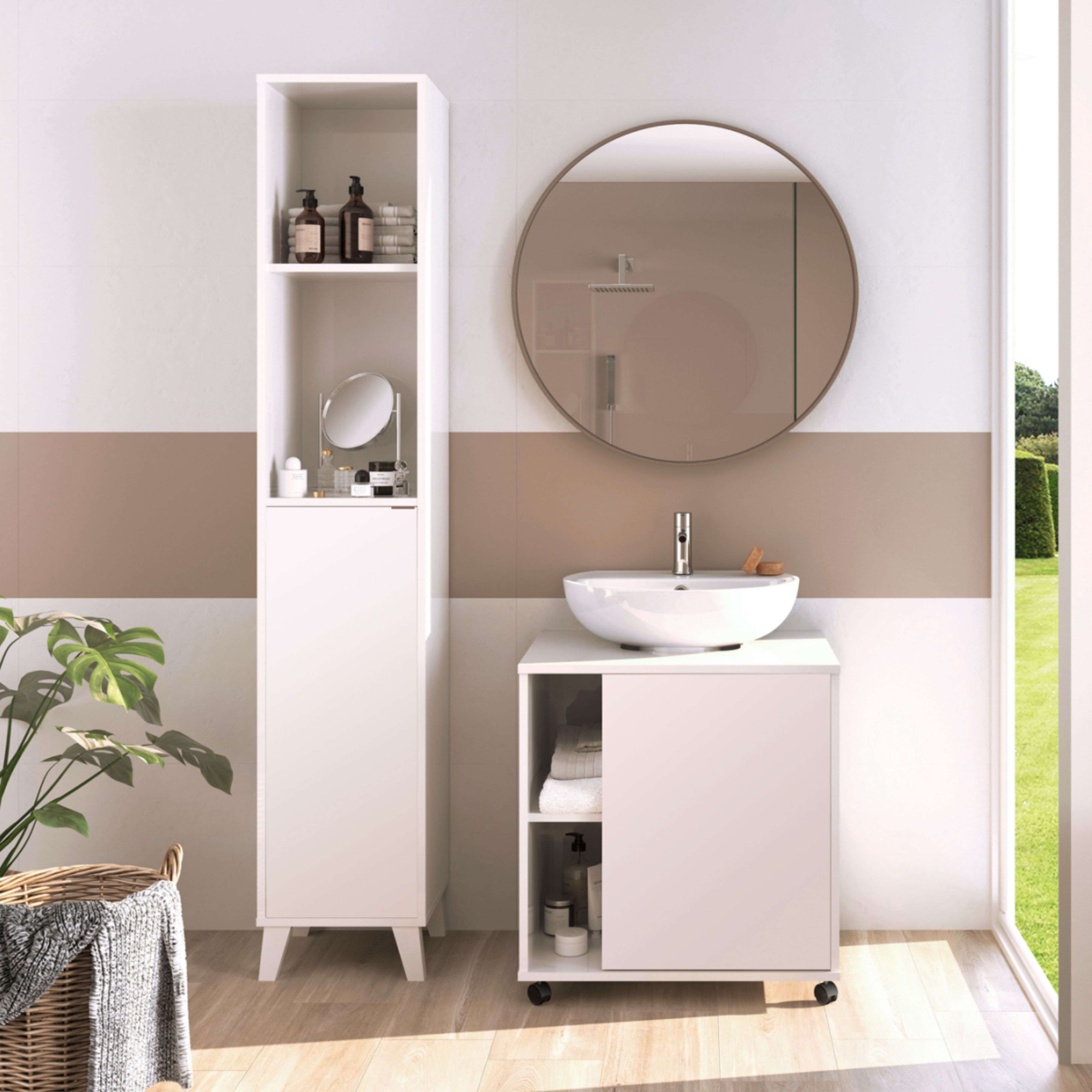 Baño moderno con mueble blanco, lavabo, espejo y estantería.
