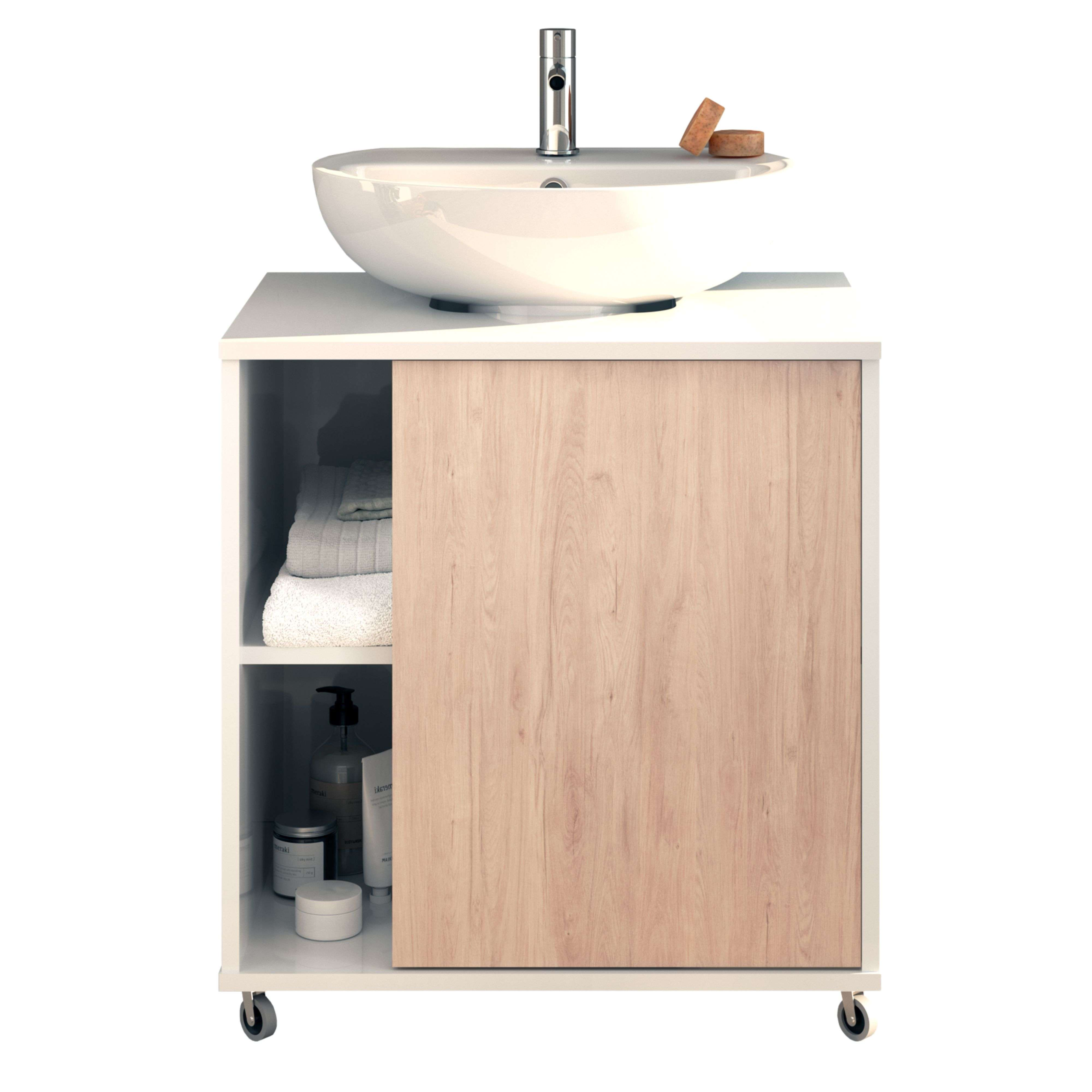 Un lavabo blanco con grifo cromado sobre un mueble con puerta de madera y estantes abiertos.