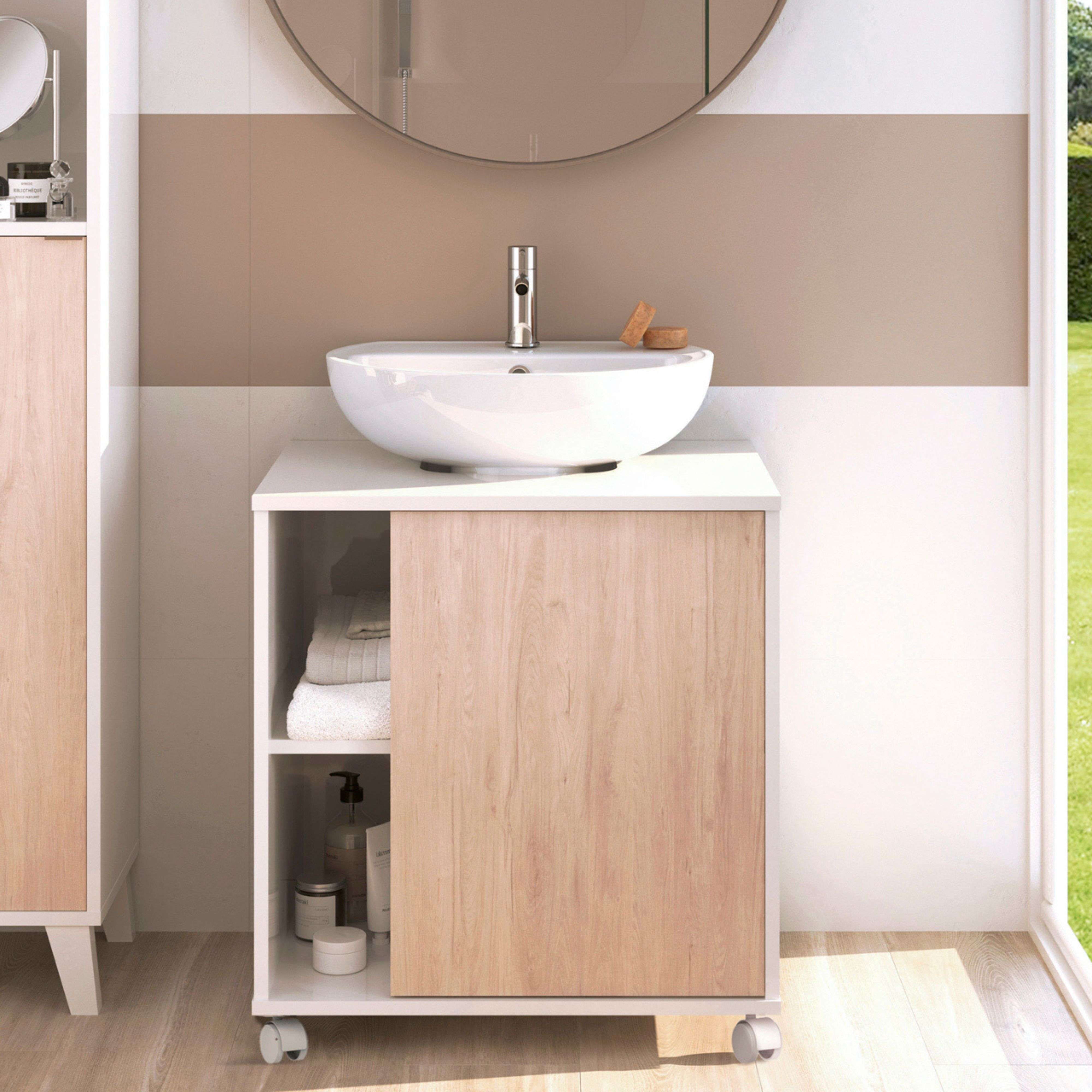 Baño moderno con mueble de lavabo, espejo y vista a ventana.