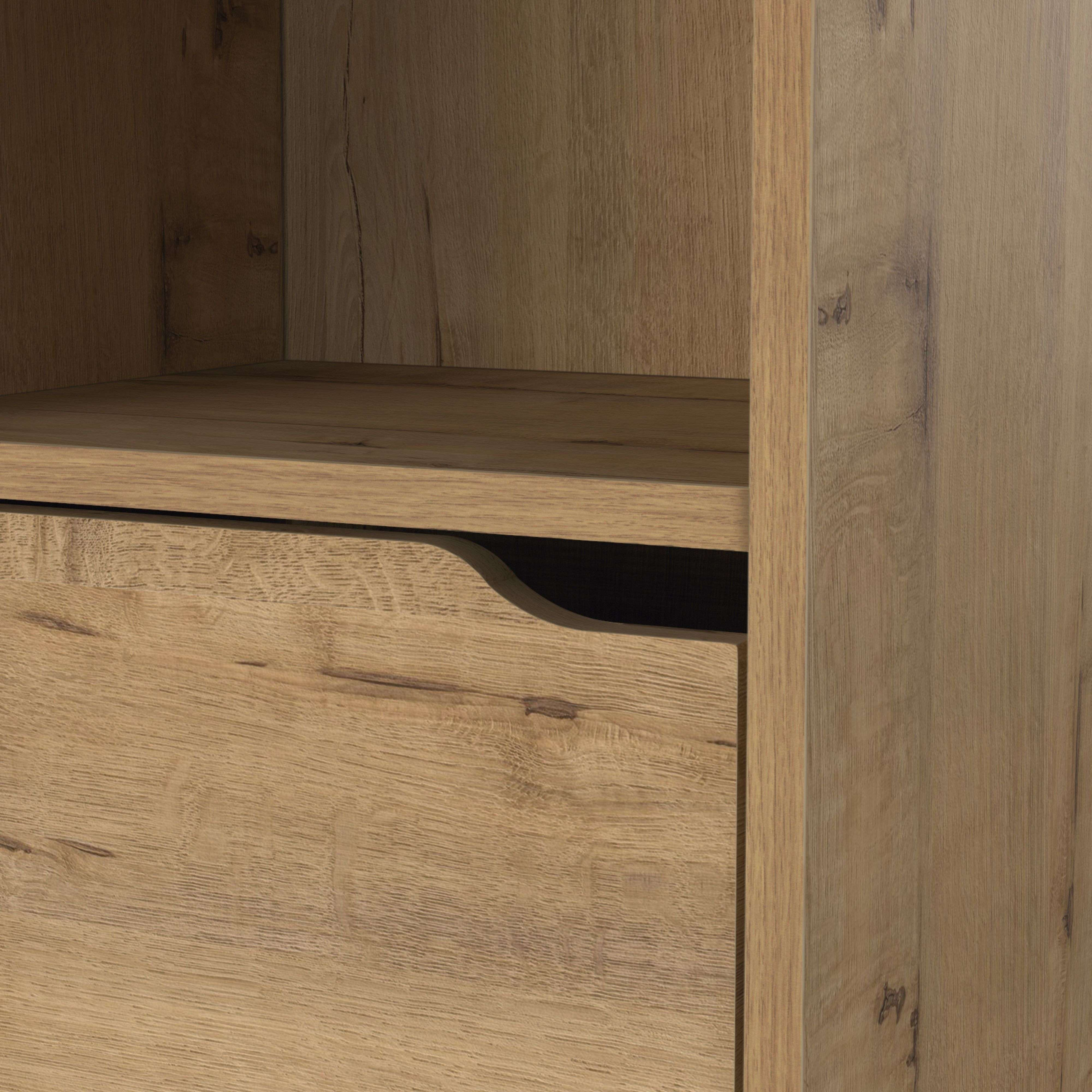 Veta de madera de un armario con cajón y estante. Tonos marrones claros.