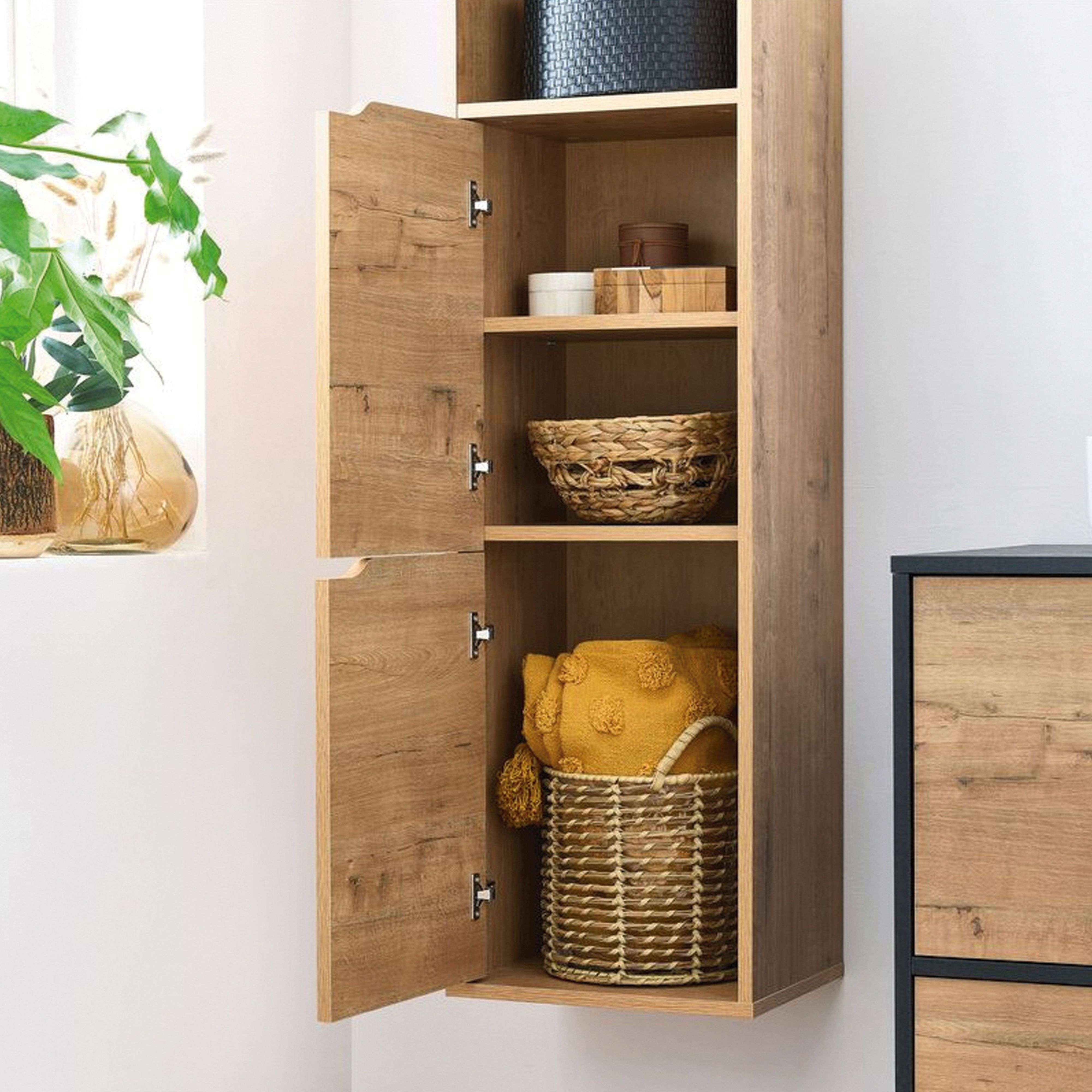 Un armario de madera abierto con cestas tejidas y un cojín amarillo.