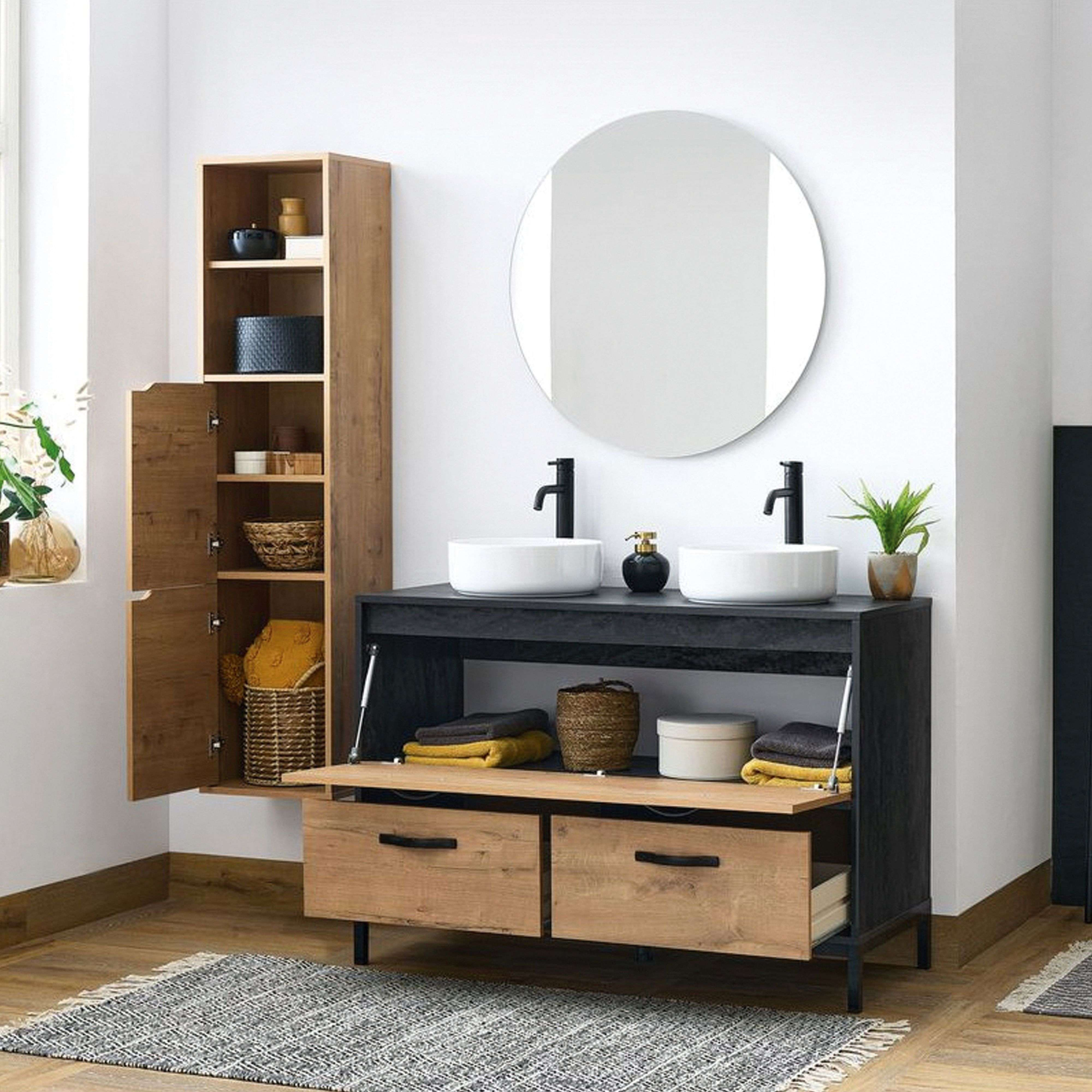 Mueble de baño con dos lavabos, espejo, armario de madera y alfombra.