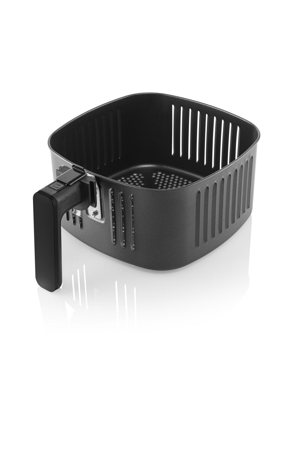Un cestello nero per friggitrice ad aria con manico, su sfondo bianco.