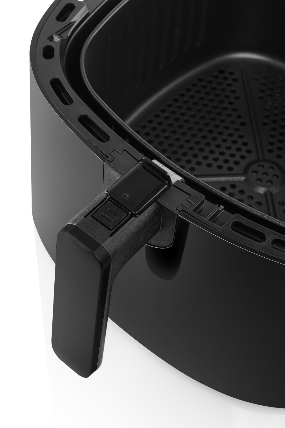 Primo piano di un cestello nero per friggitrice ad aria con manico e pulsanti.
