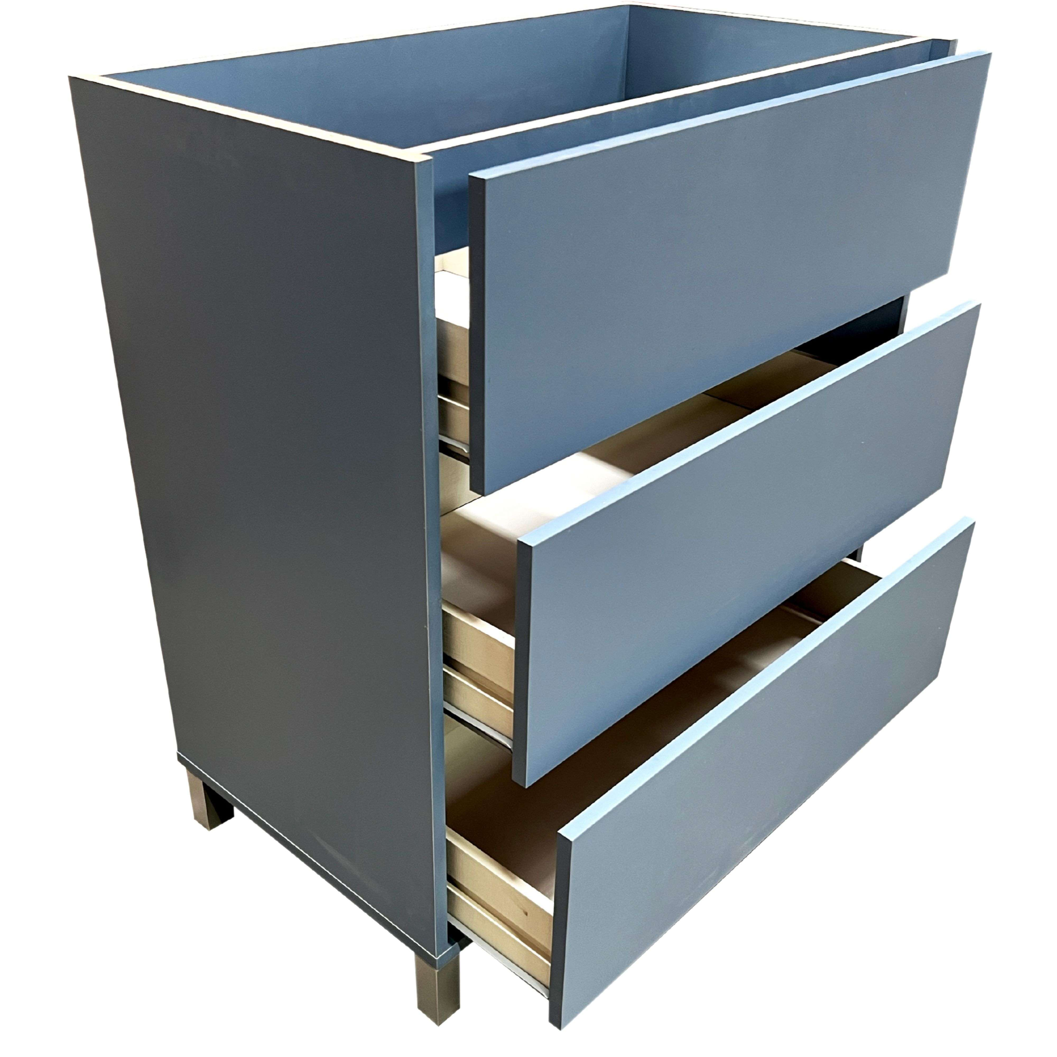 Gabinete gris con tres cajones abiertos que muestran interiores de madera.