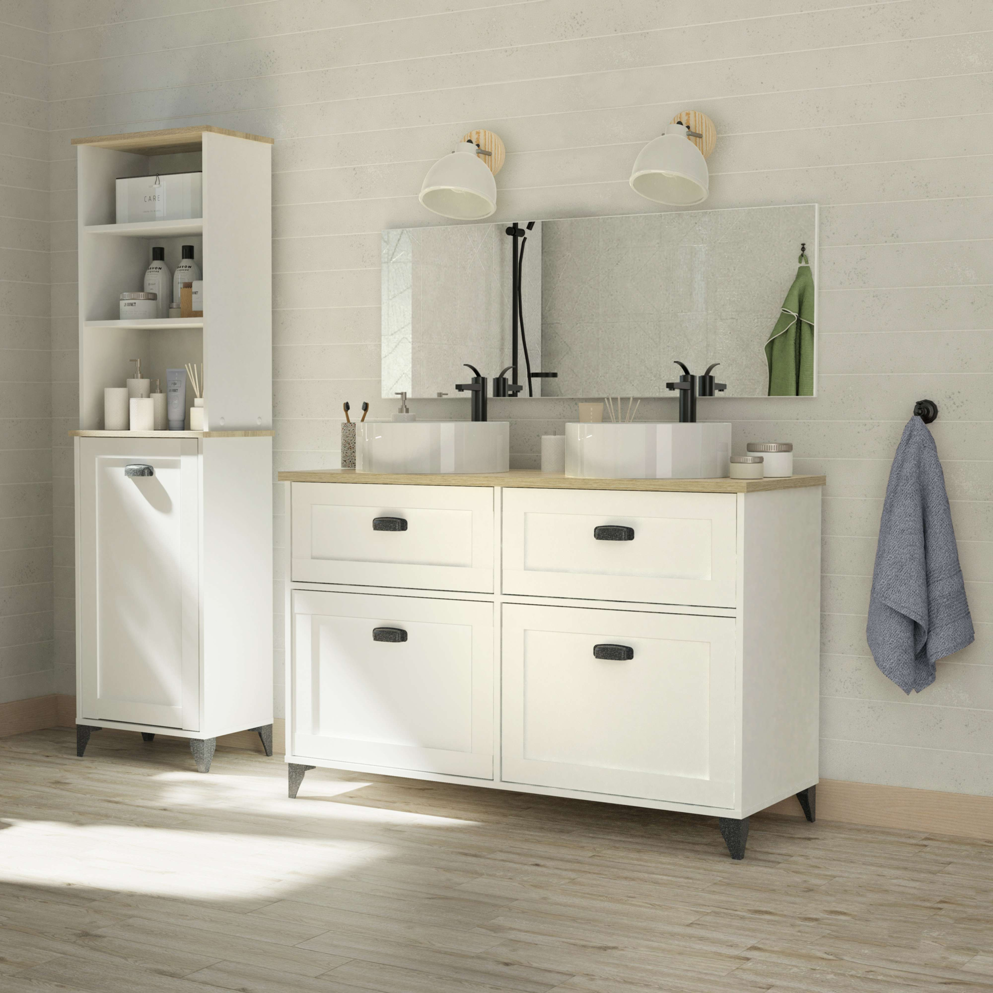 Un baño moderno con lavabos dobles, gabinetes blancos y suelo de madera.