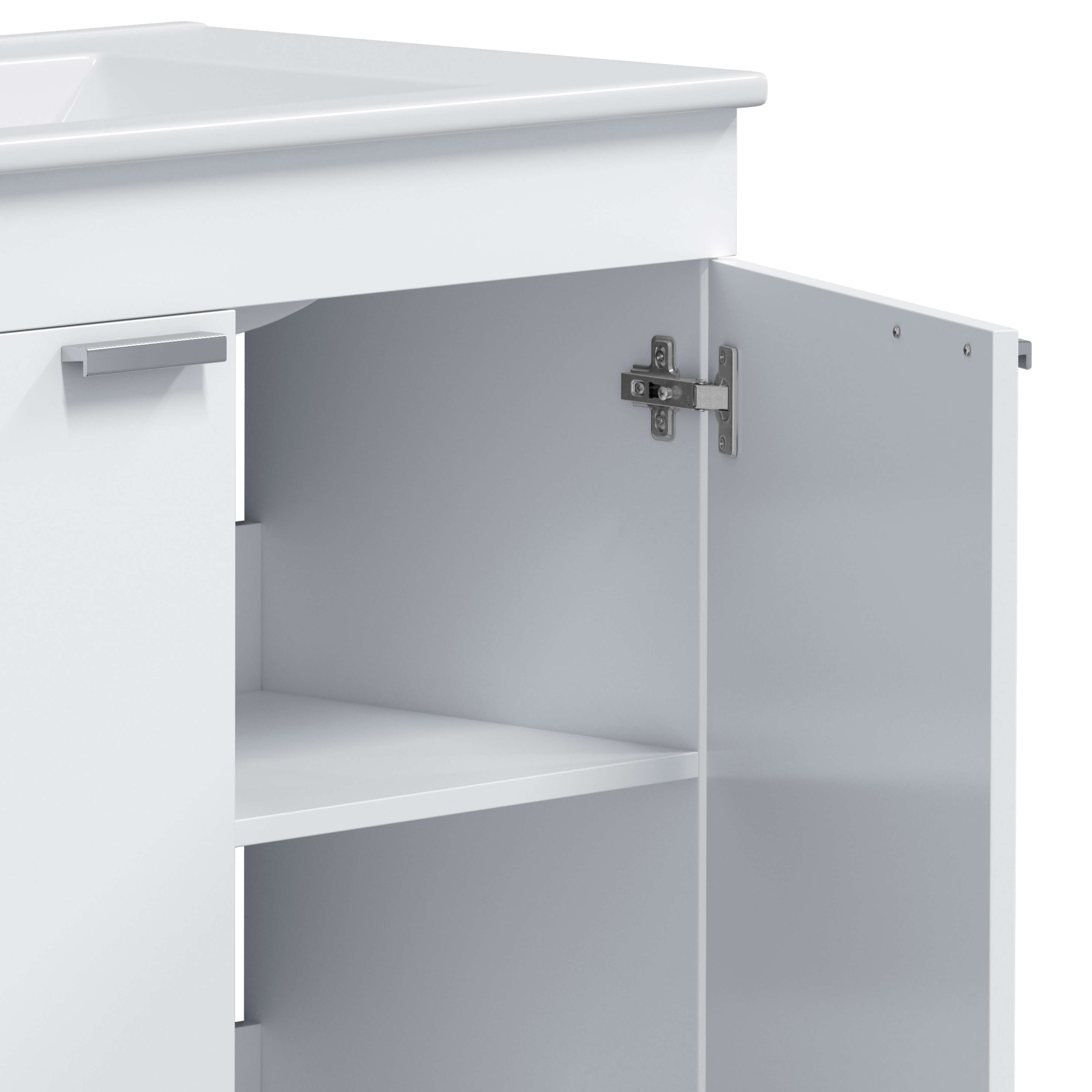 Mueble de baño blanco con puerta abierta, tirador plateado y estante.