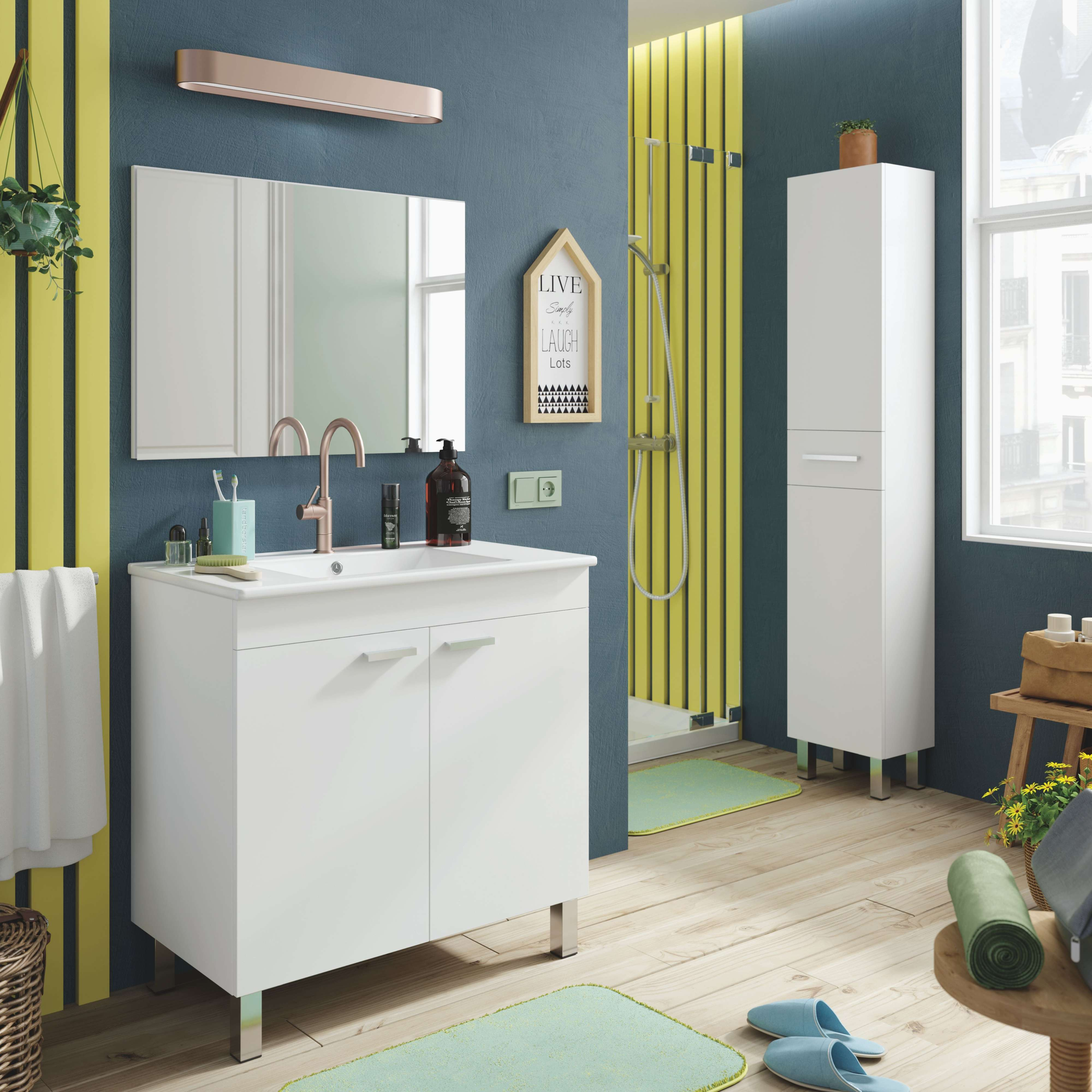 Baño moderno con muebles blancos, pared azul y acentos amarillos.