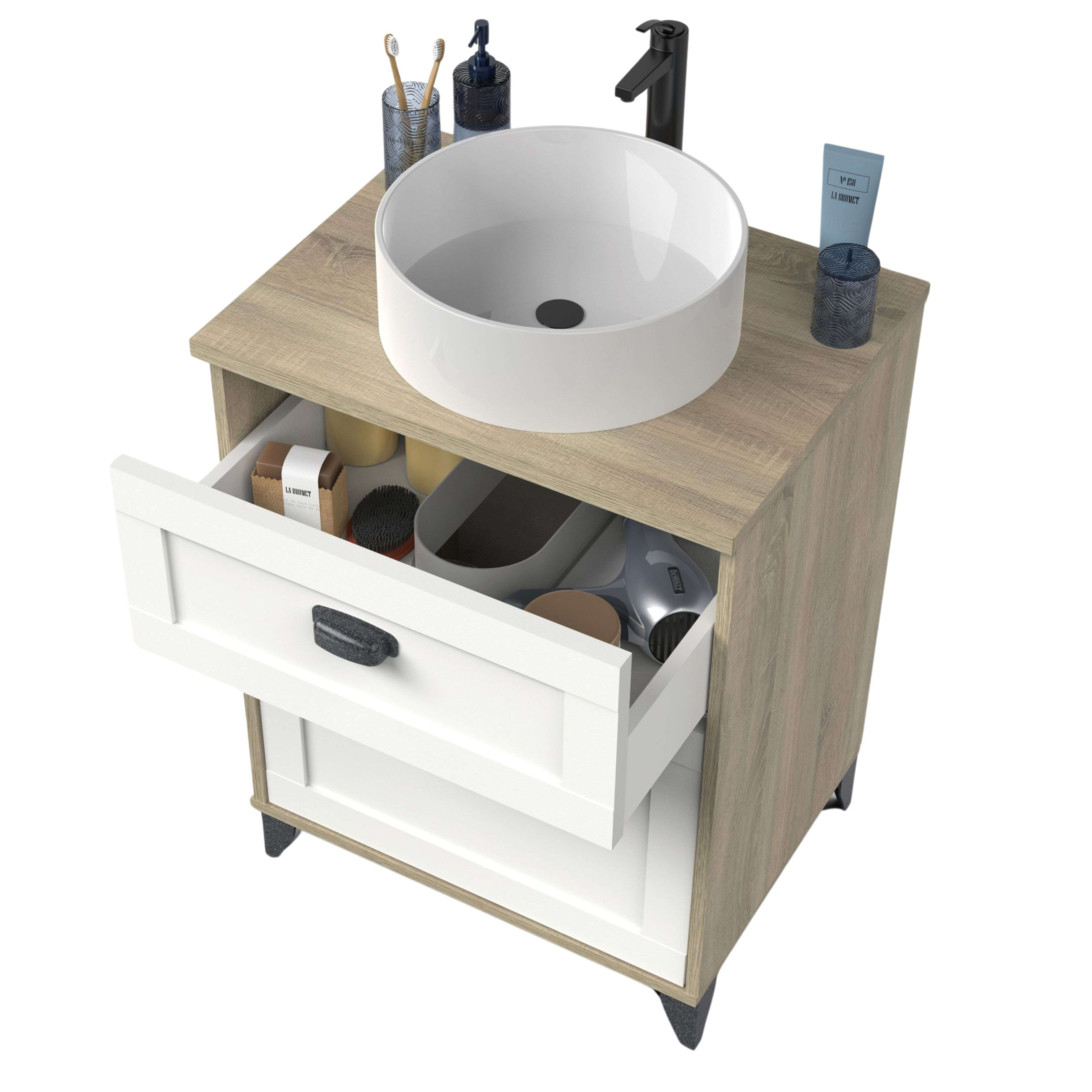 Un mueble de baño con lavabo sobre encimera, grifo y cajón abierto con artículos de tocador.