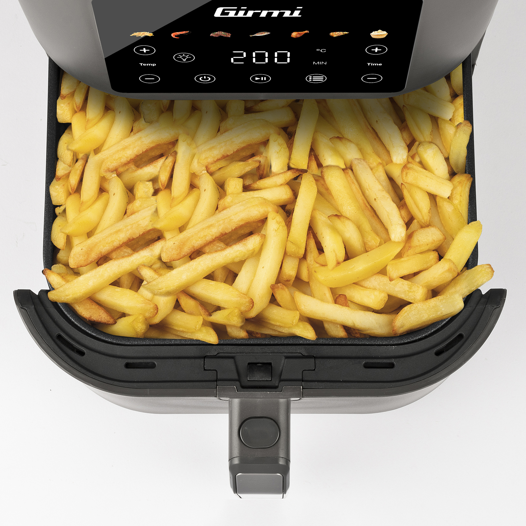 Luftfritteuse mit vollem Korb goldbrauner Pommes Frites und digitaler Anzeige.