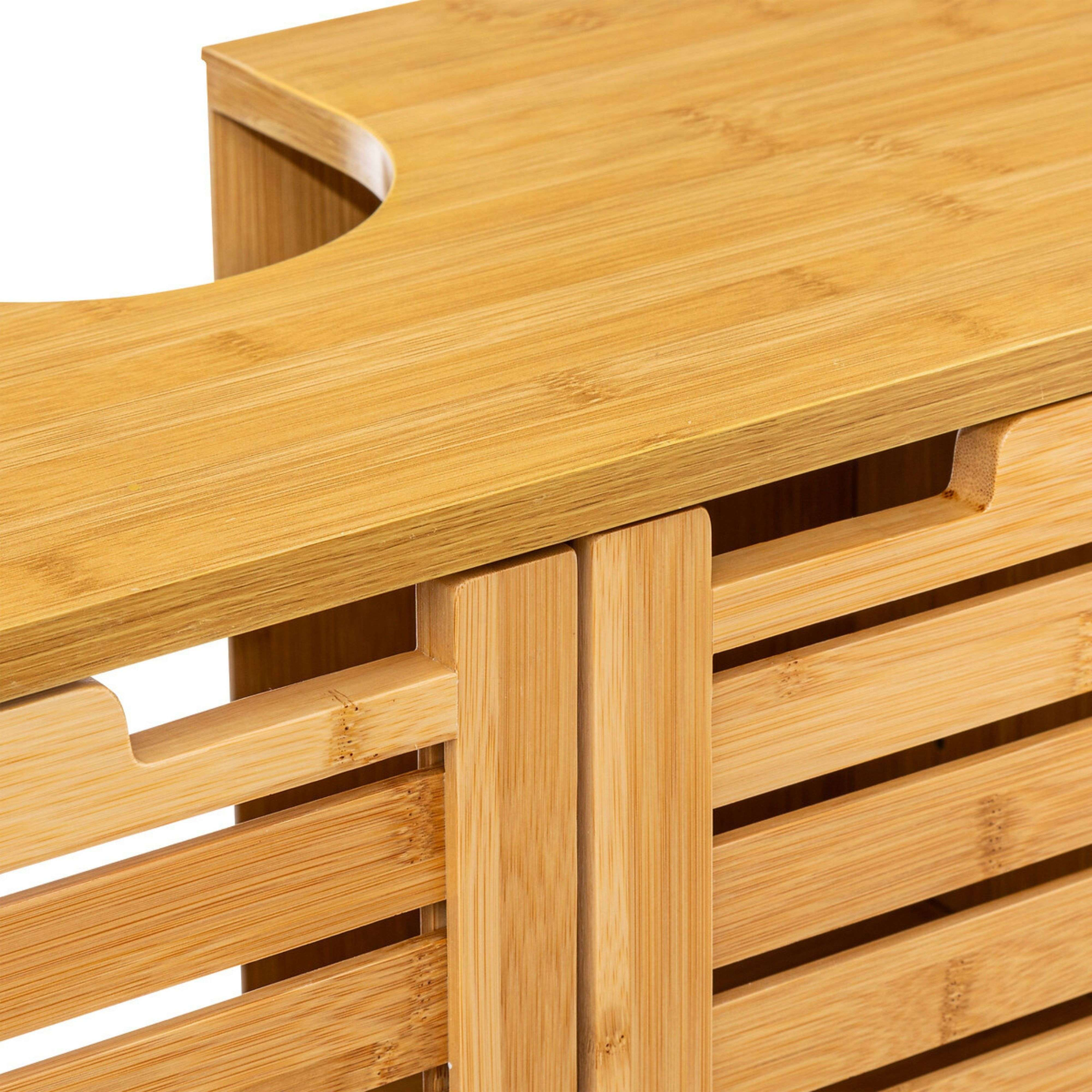 Un taburete de bambú de madera con laterales de listones y asas recortadas.