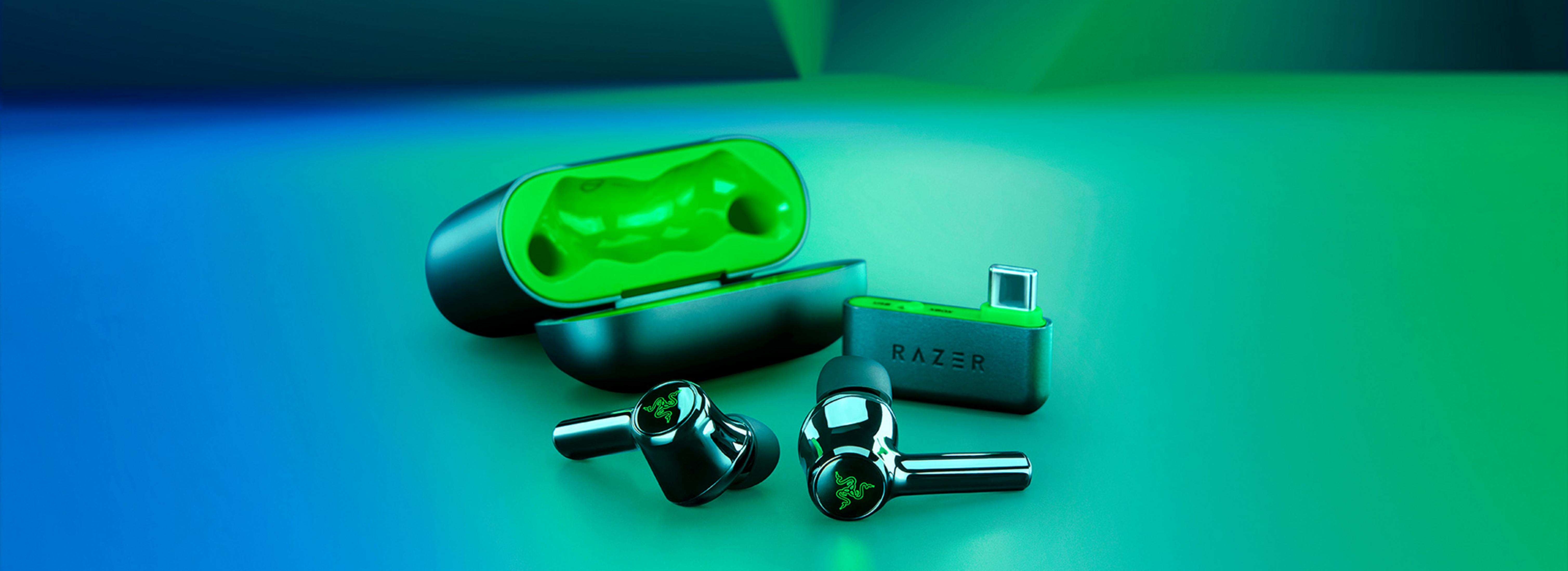 Auricolari wireless neri con logo Razer verde, custodia di ricarica e dongle USB-C.