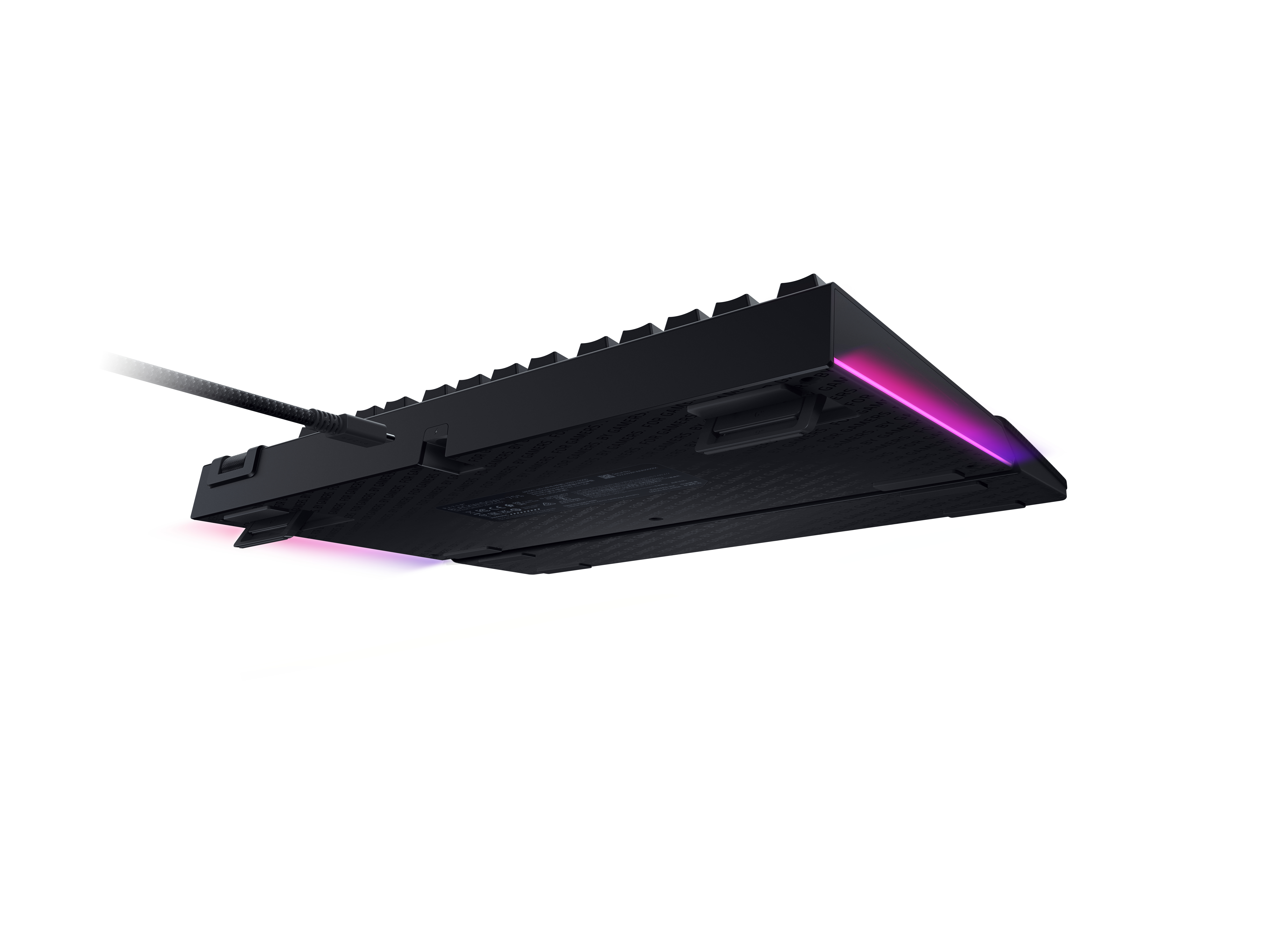 Zwart toetsenbord van onderen met RGB-verlichting en kabelaansluiting.