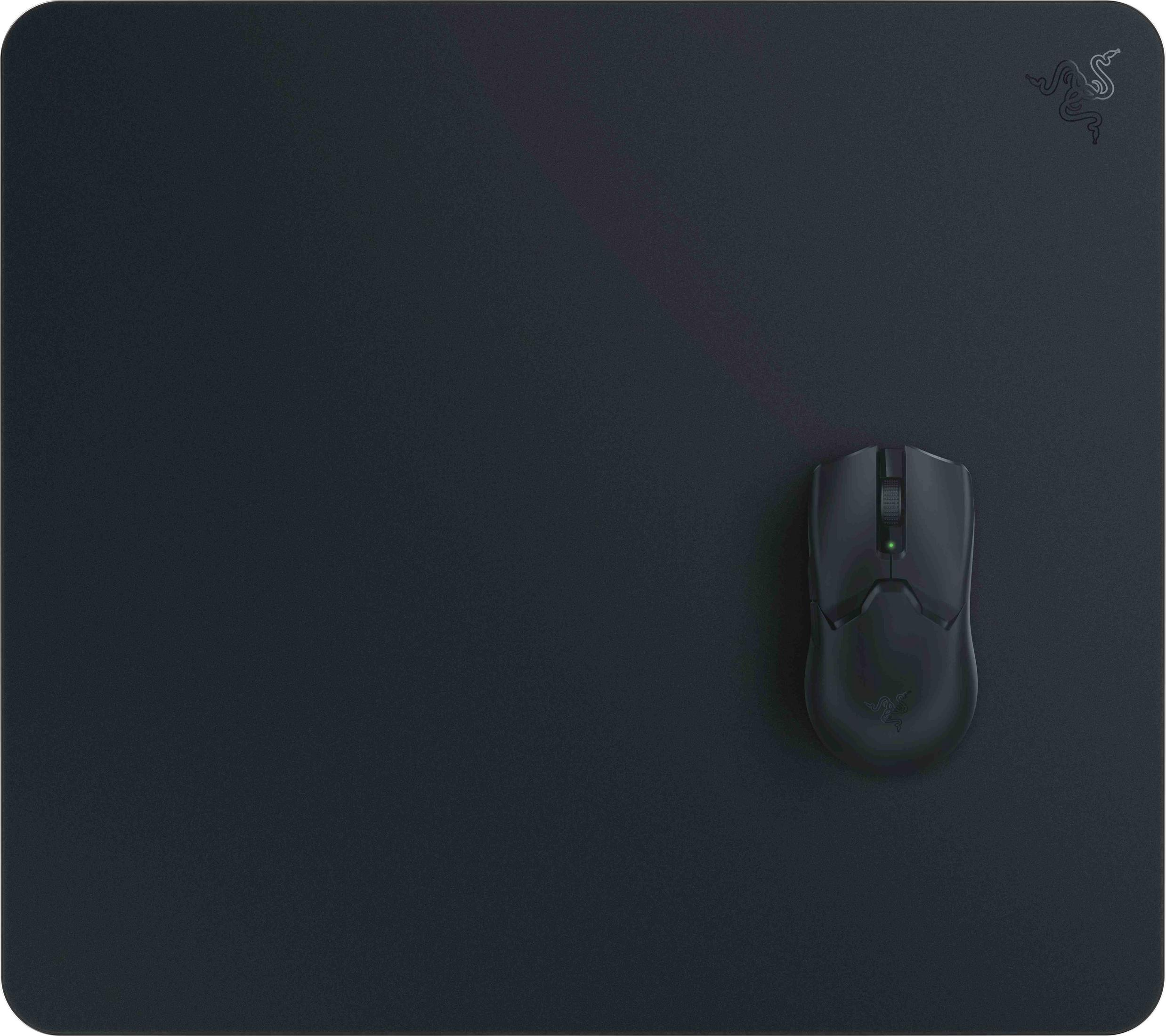 Czarna mysz gamingowa na czarnej podkładce z logo Razer.