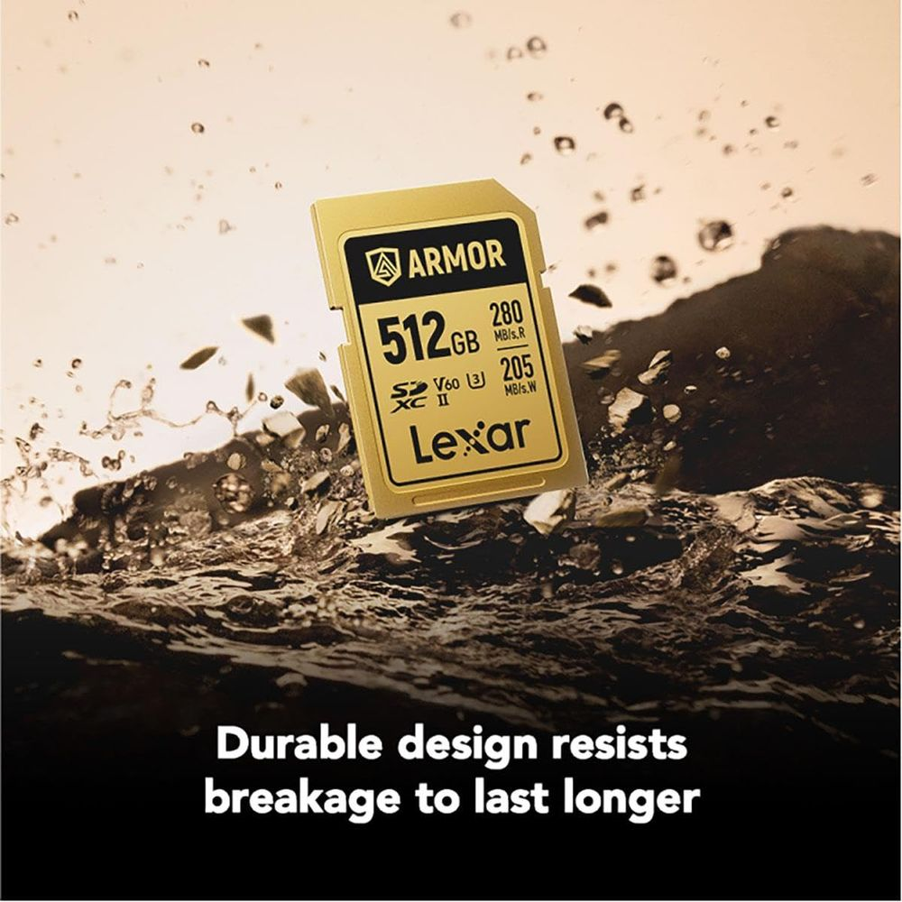 Een gouden 512GB Lexar SD-kaart met ARMOR-logo in water.