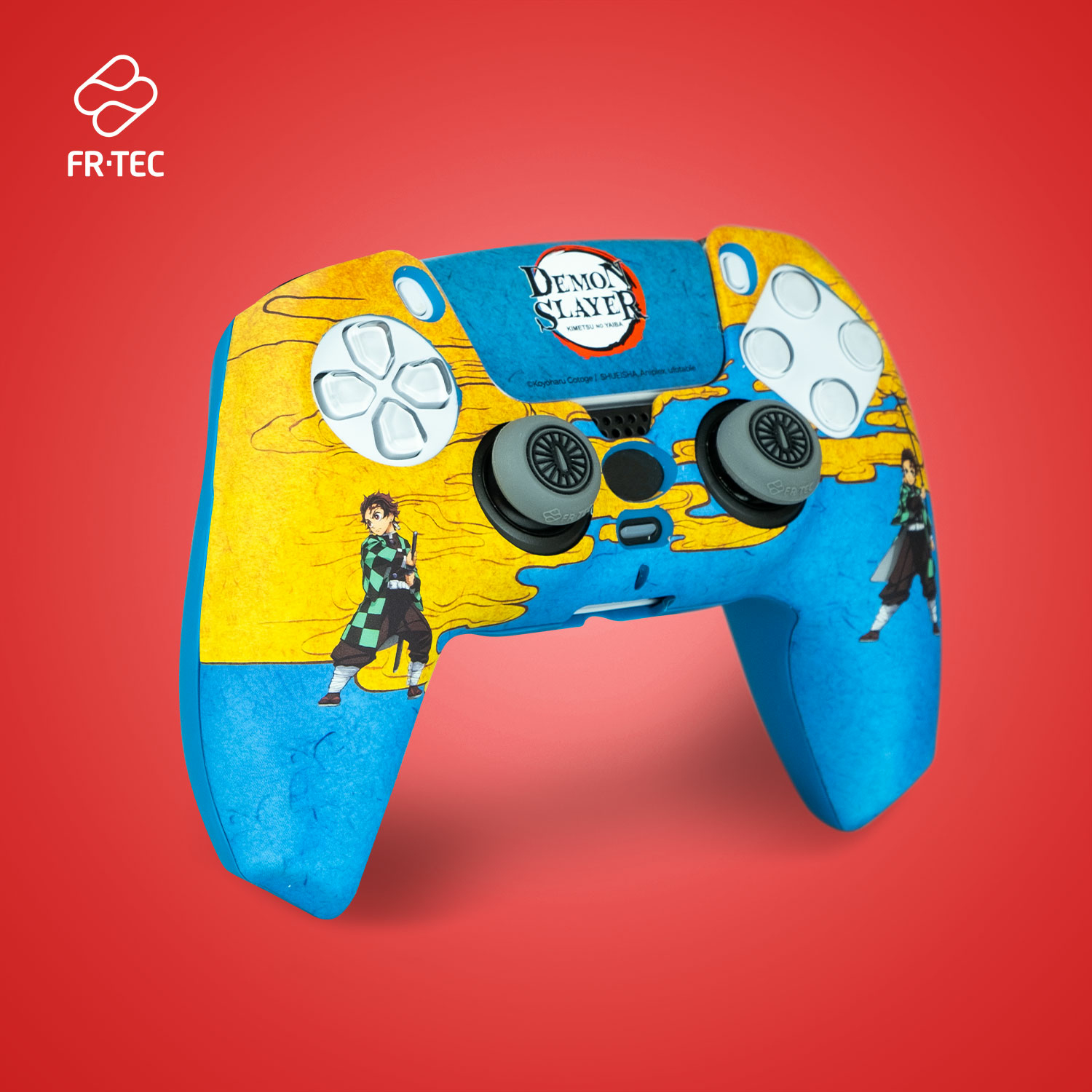 Un mando azul y amarillo de Demon Slayer con arte de personajes sobre fondo rojo.
